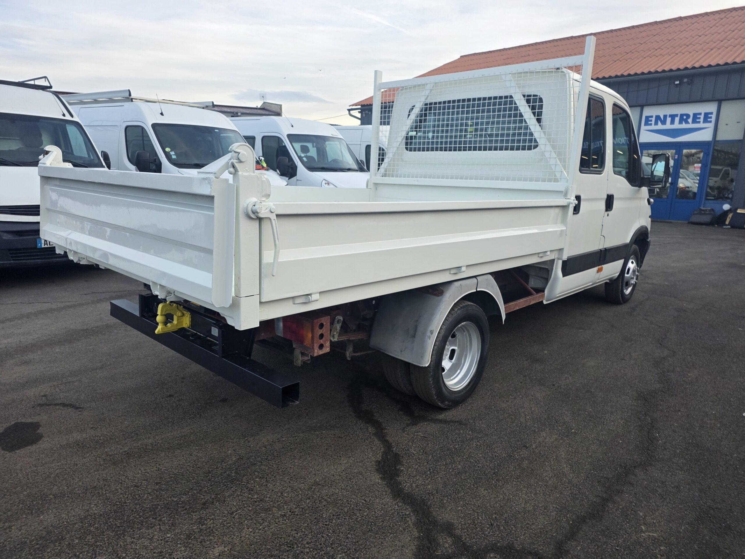 
								IVECO 35C13 DOUBLE CABINE BENNE 1ère MAIN plein									