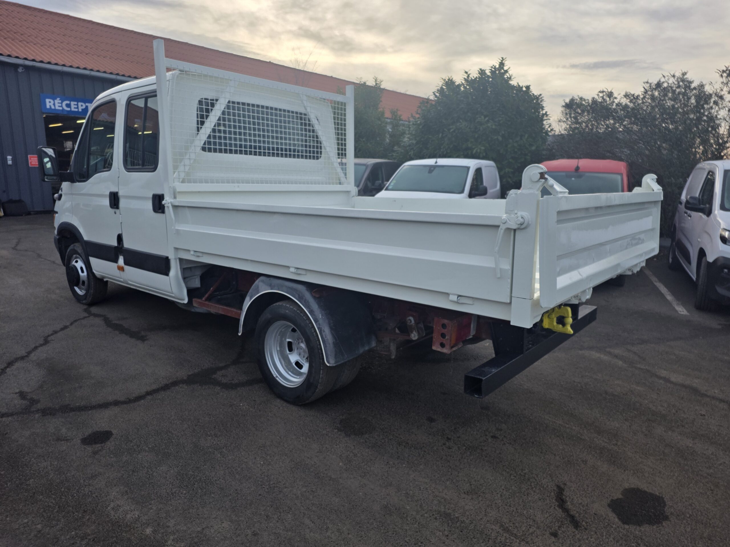 
								IVECO 35C13 DOUBLE CABINE BENNE 1ère MAIN plein									