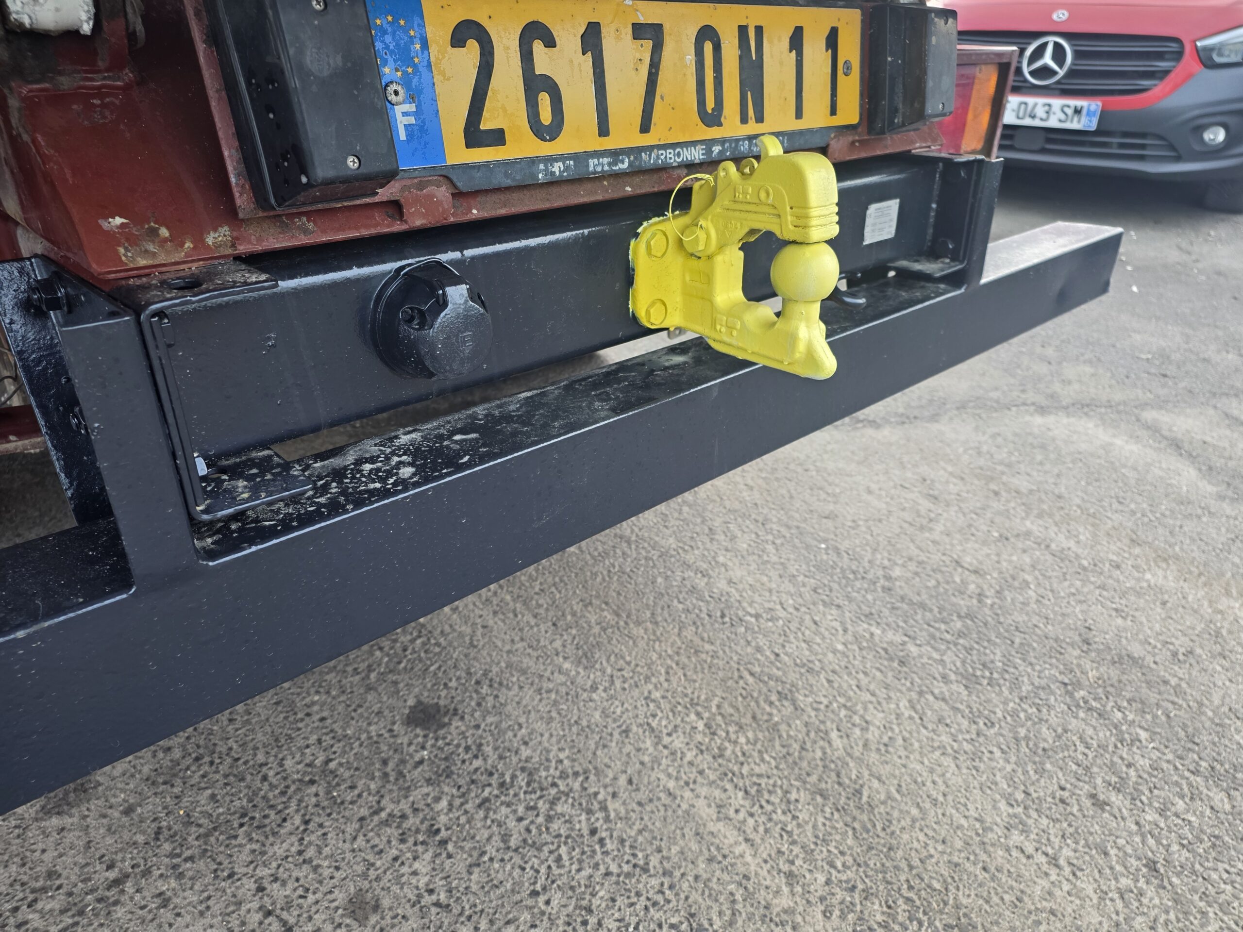 
								IVECO 35C13 DOUBLE CABINE BENNE 1ère MAIN plein									