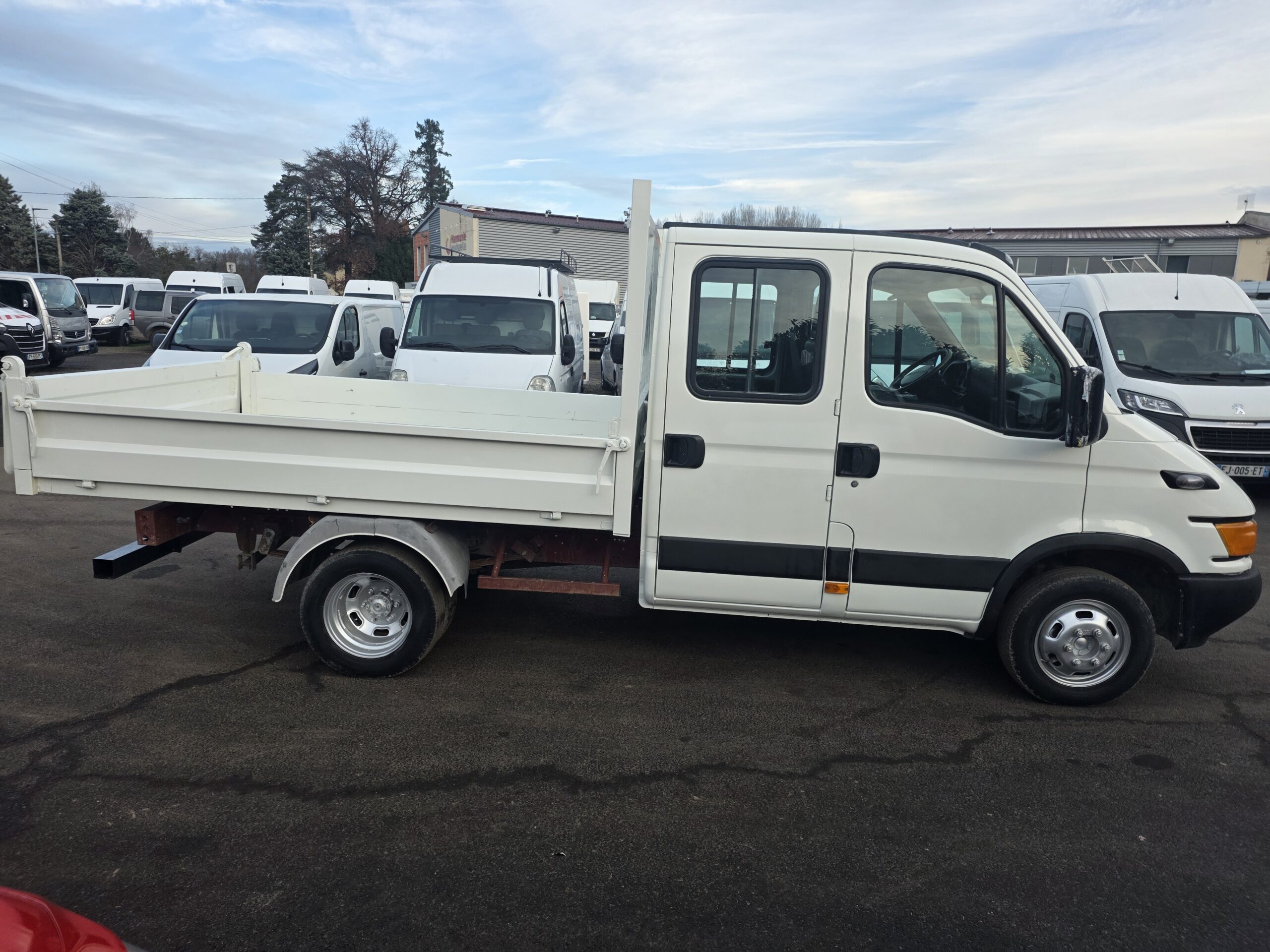 
								IVECO 35C13 DOUBLE CABINE BENNE 1ère MAIN plein									