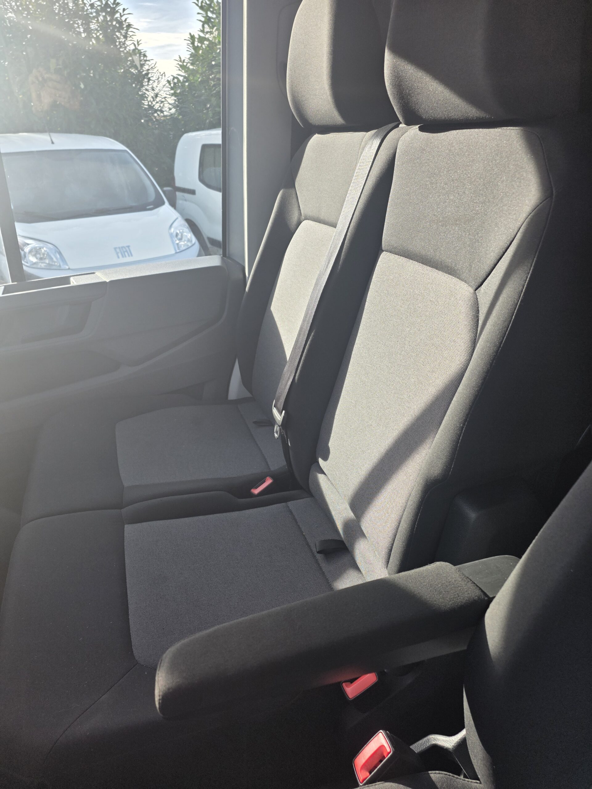 
								VOLKSWAGEN CRAFTER 2.0 140CV L3H3 BUSINESS LINE plein									