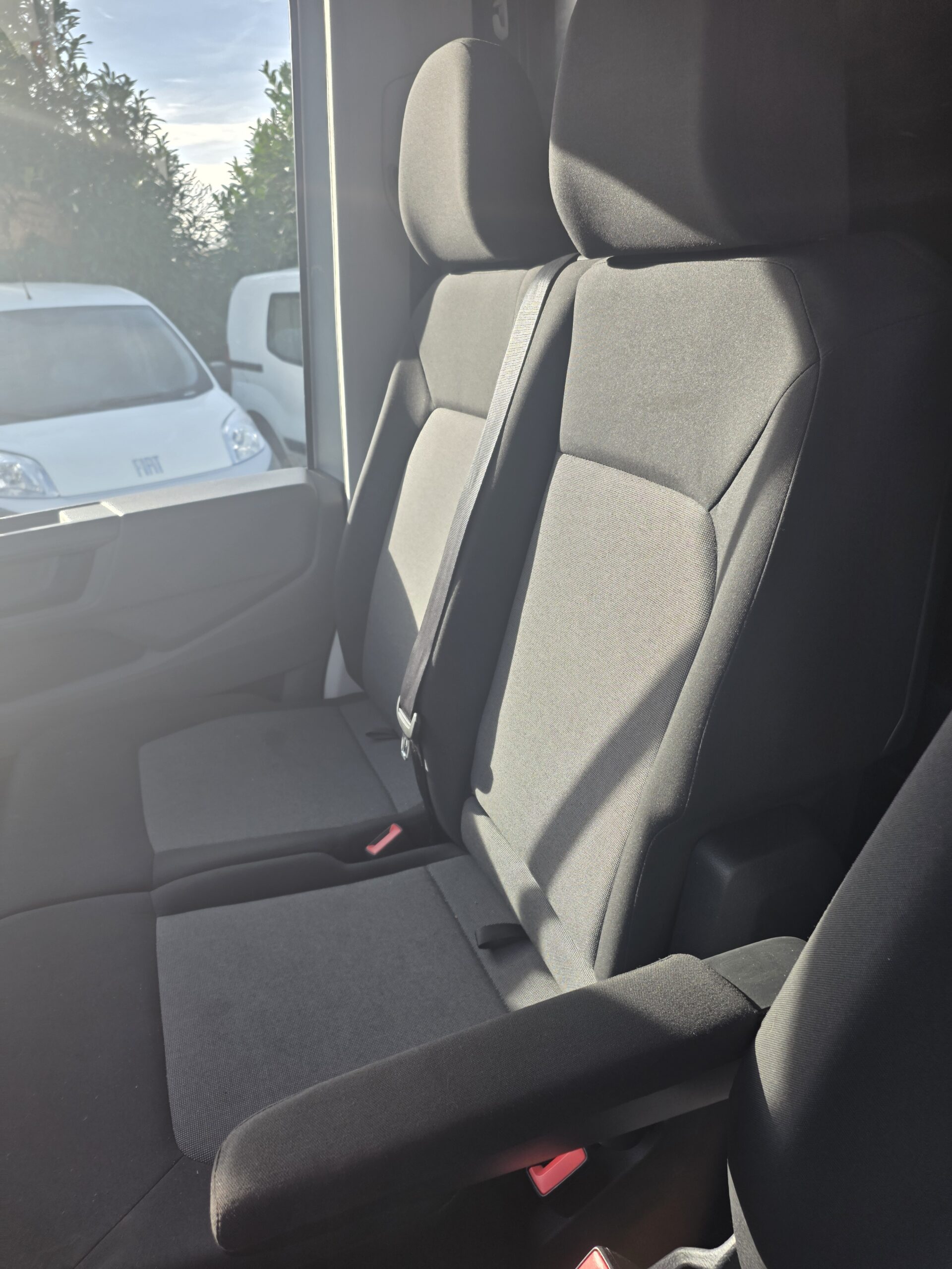 
								VOLKSWAGEN CRAFTER 2.0 140CV L3H3 BUSINESS LINE plein									