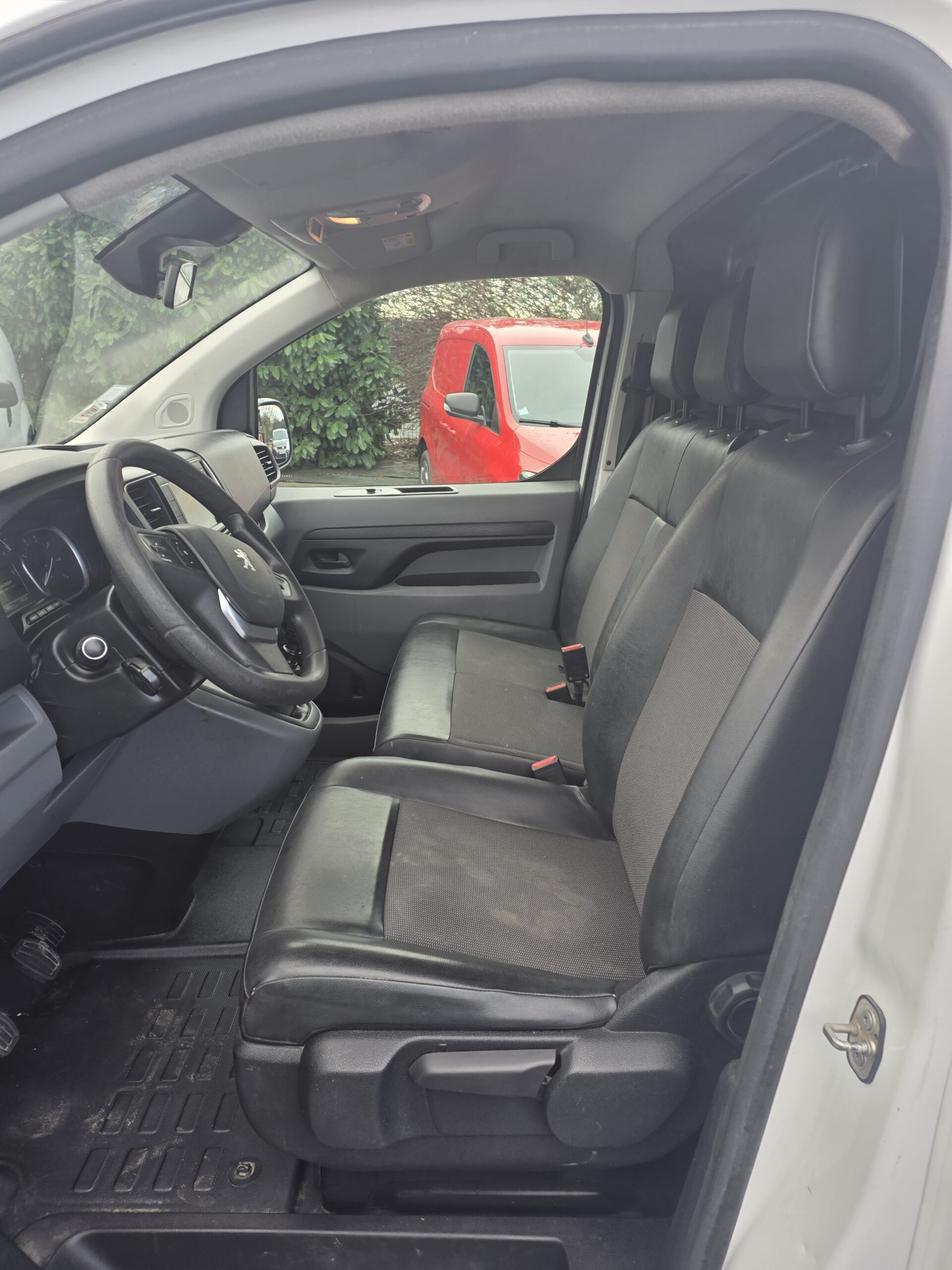 
								PEUGEOT EXPERT 1.6HDI 120CV BVM plein									