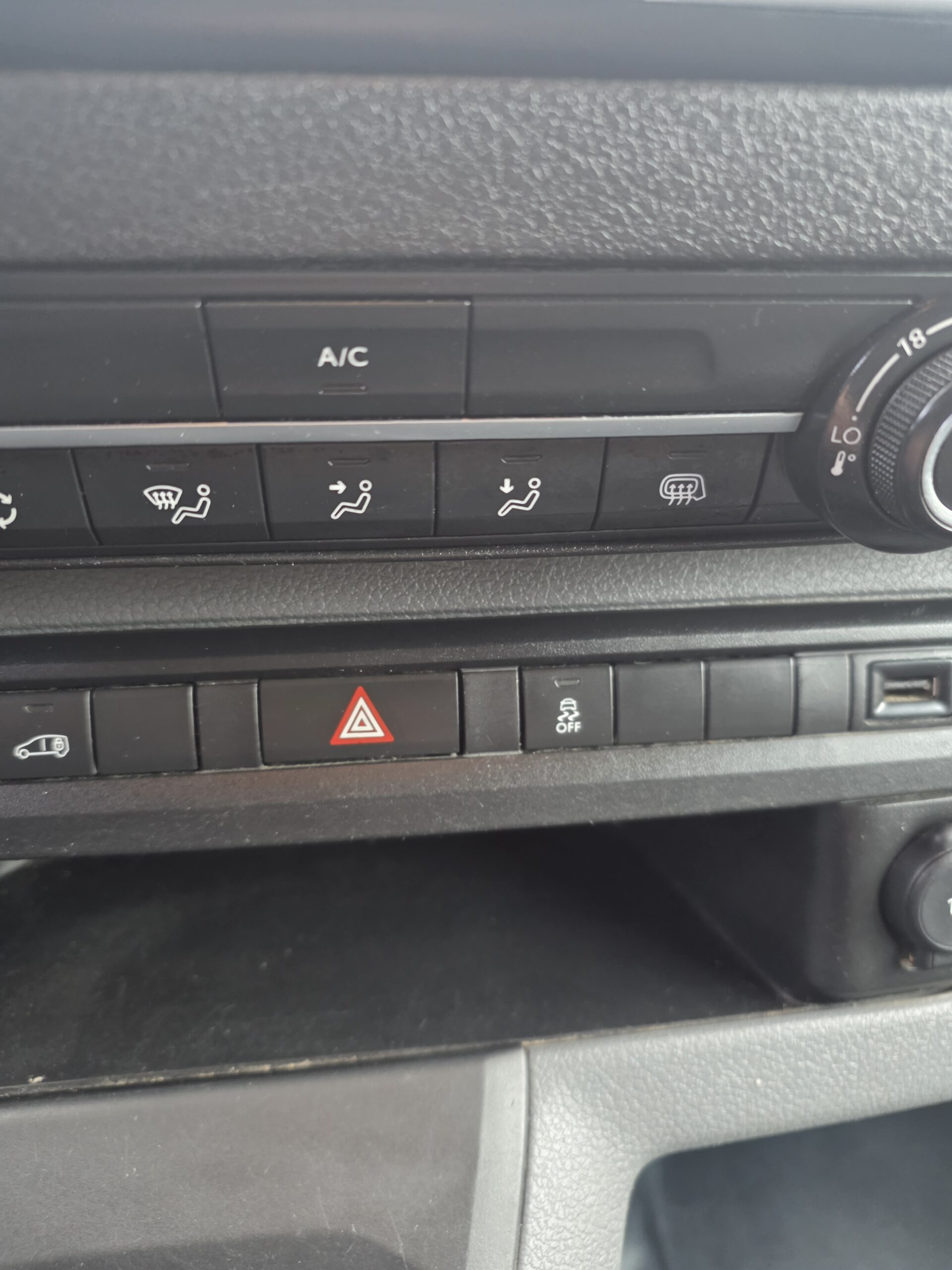 
								PEUGEOT EXPERT 1.6HDI 120CV BVM plein									