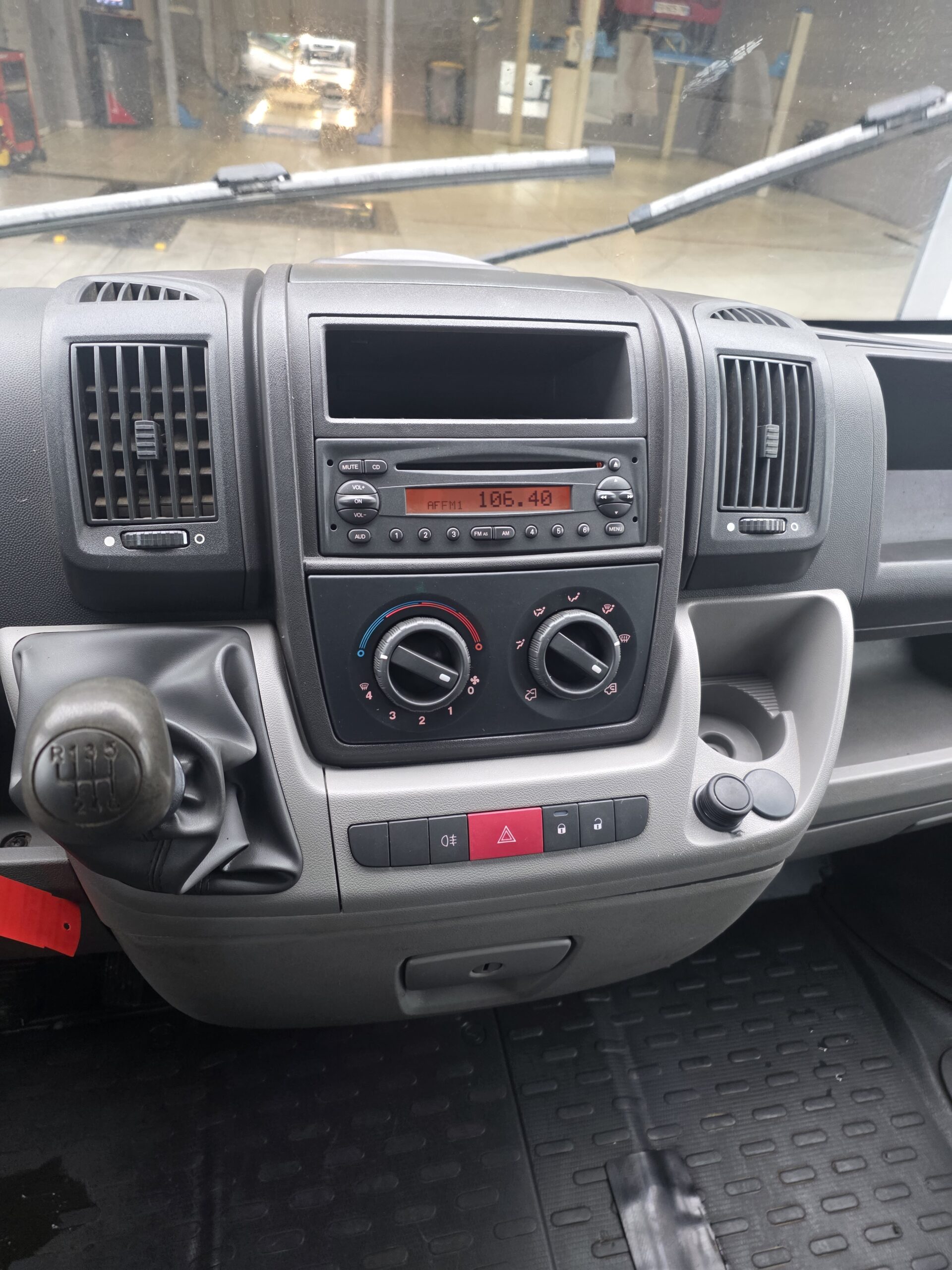 
								PEUGEOT  BOXER 2.2HDI 120CV 7 PLACES PLATEAU BACHÉ plein									