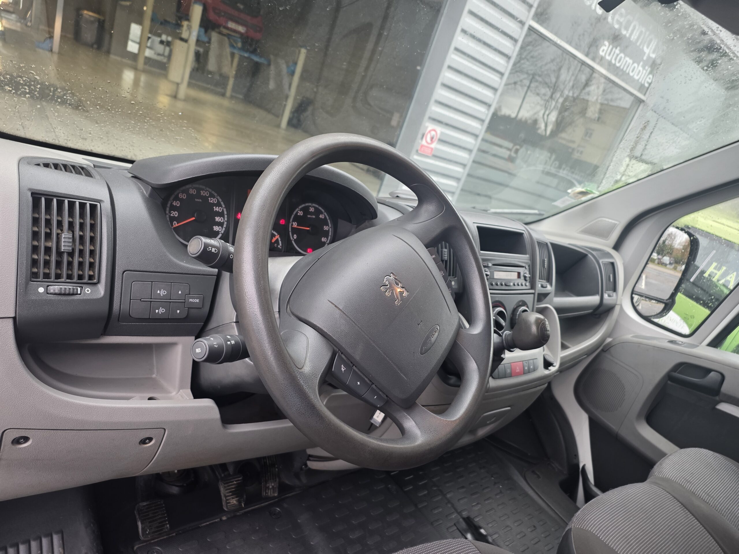 
								PEUGEOT  BOXER 2.2HDI 120CV 7 PLACES PLATEAU BACHÉ plein									