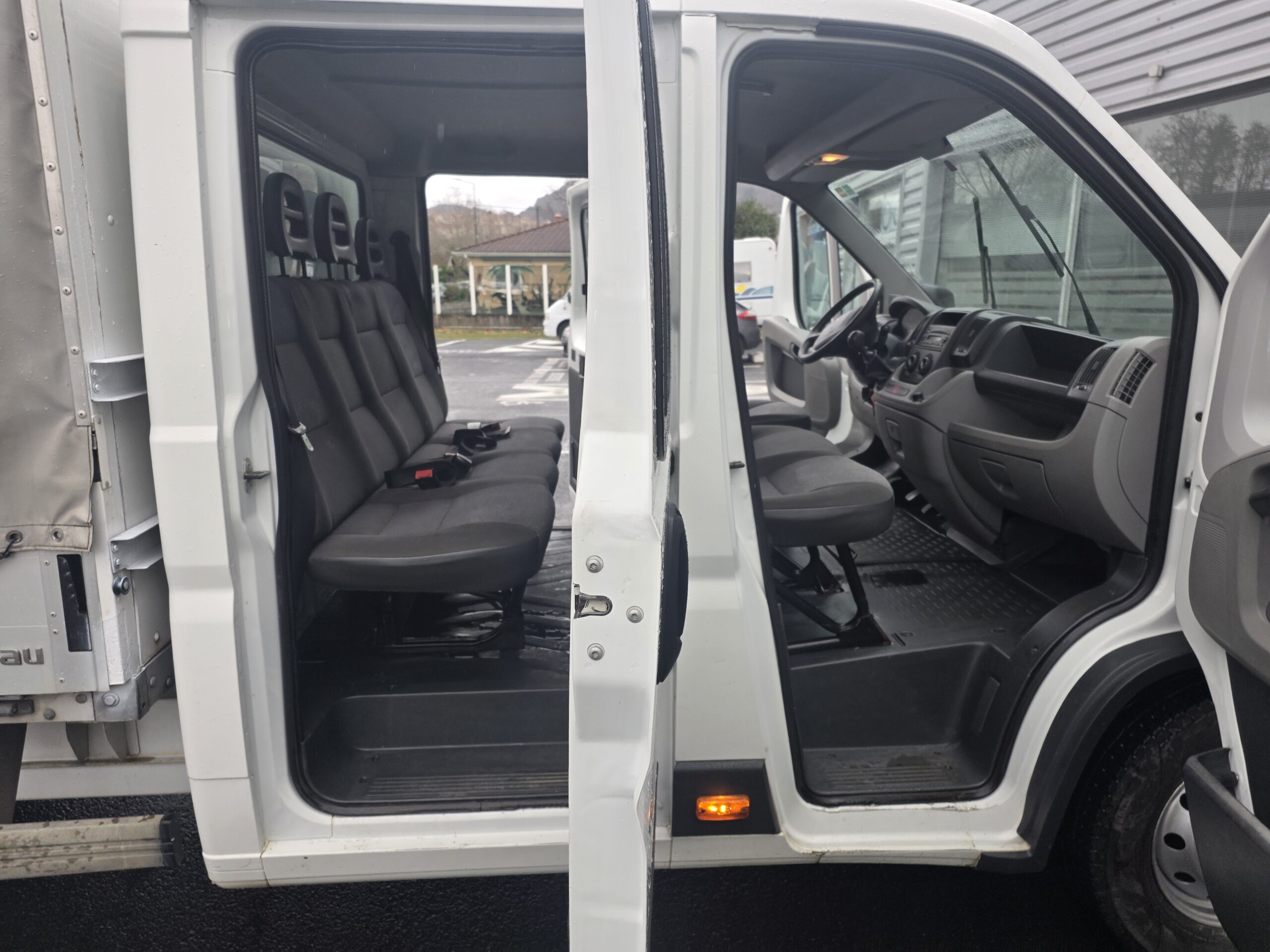 
								PEUGEOT  BOXER 2.2HDI 120CV 7 PLACES PLATEAU BACHÉ plein									