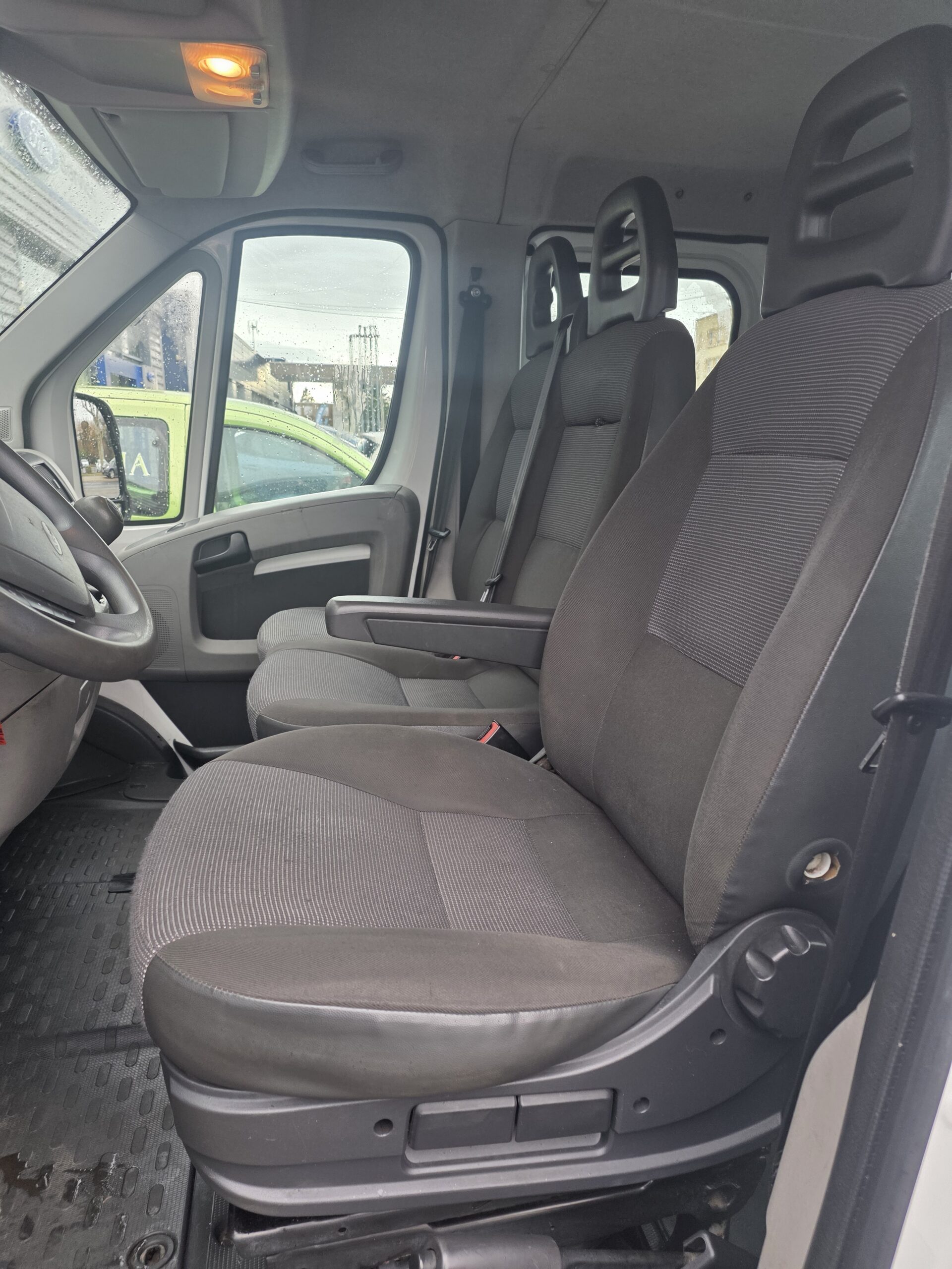 
								PEUGEOT  BOXER 2.2HDI 120CV 7 PLACES PLATEAU BACHÉ plein									