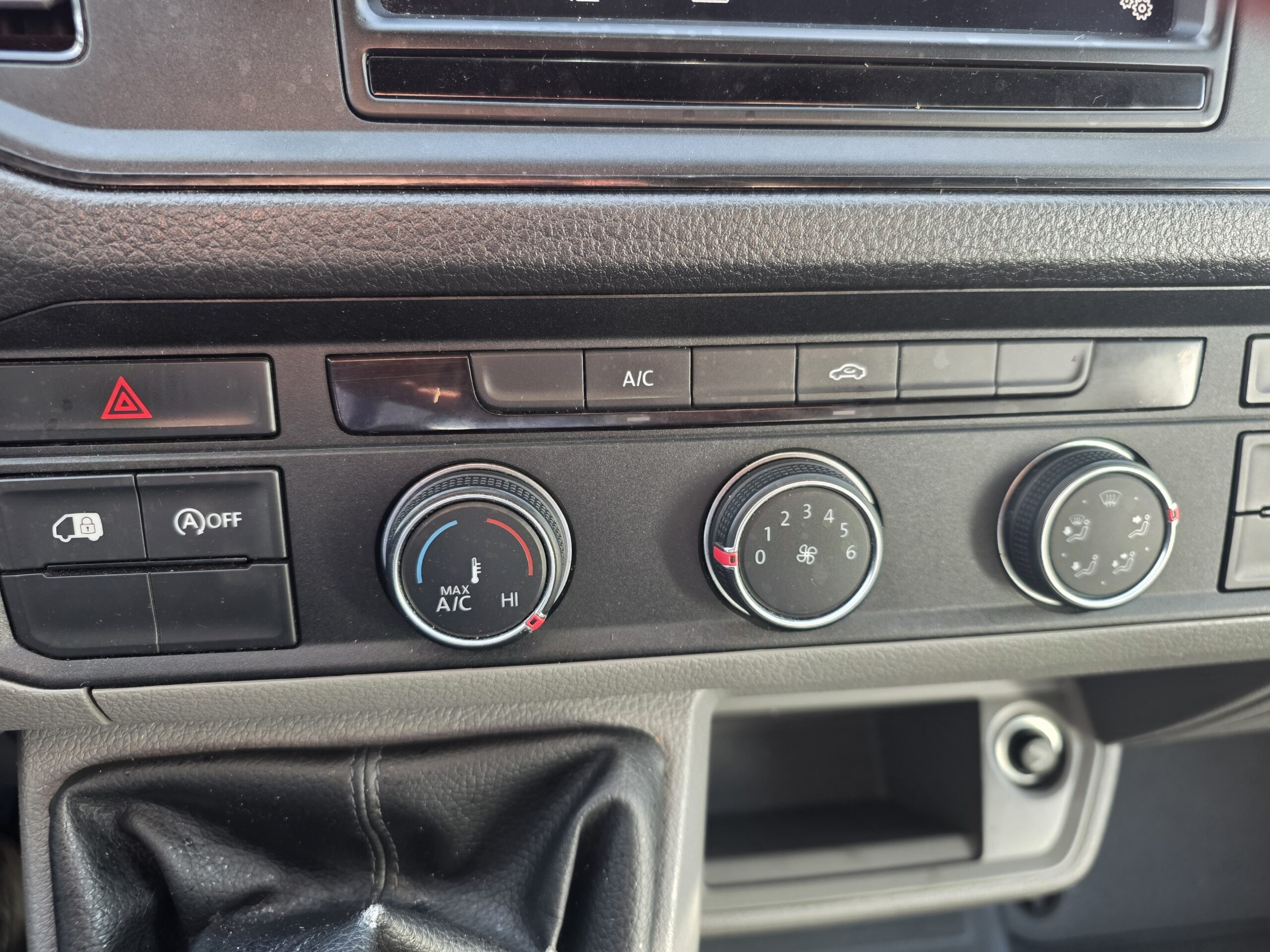 
								VOLKSWAGEN  TRANSPORTER  T6 COMBI 6 PLACES  4 MOTION DSG 6PLACES plein									