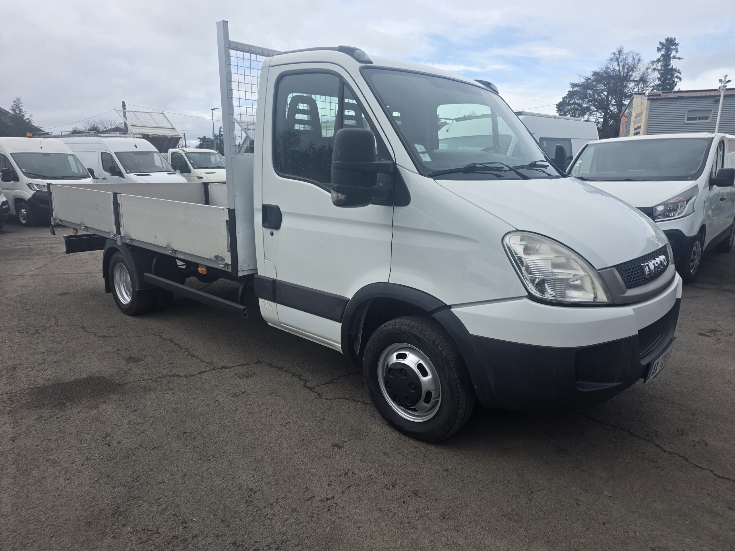 IVECO 35C13 PLATEAU 4m x 2m