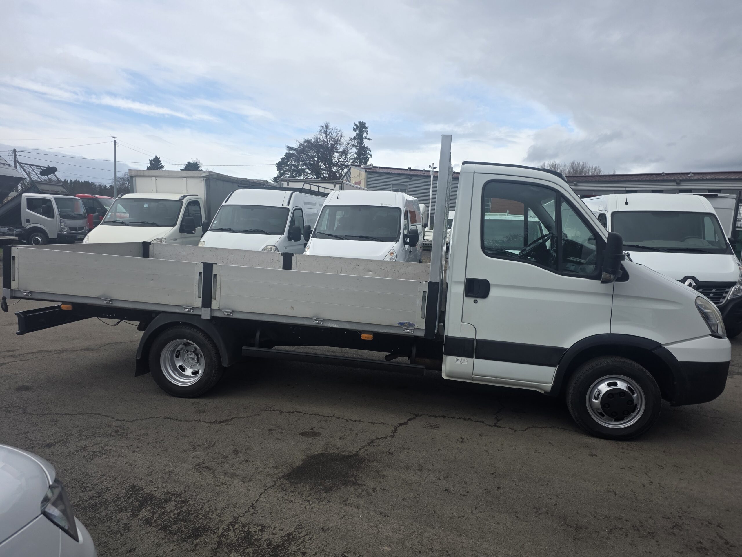 
								IVECO 35C13 PLATEAU 4m x 2m plein									