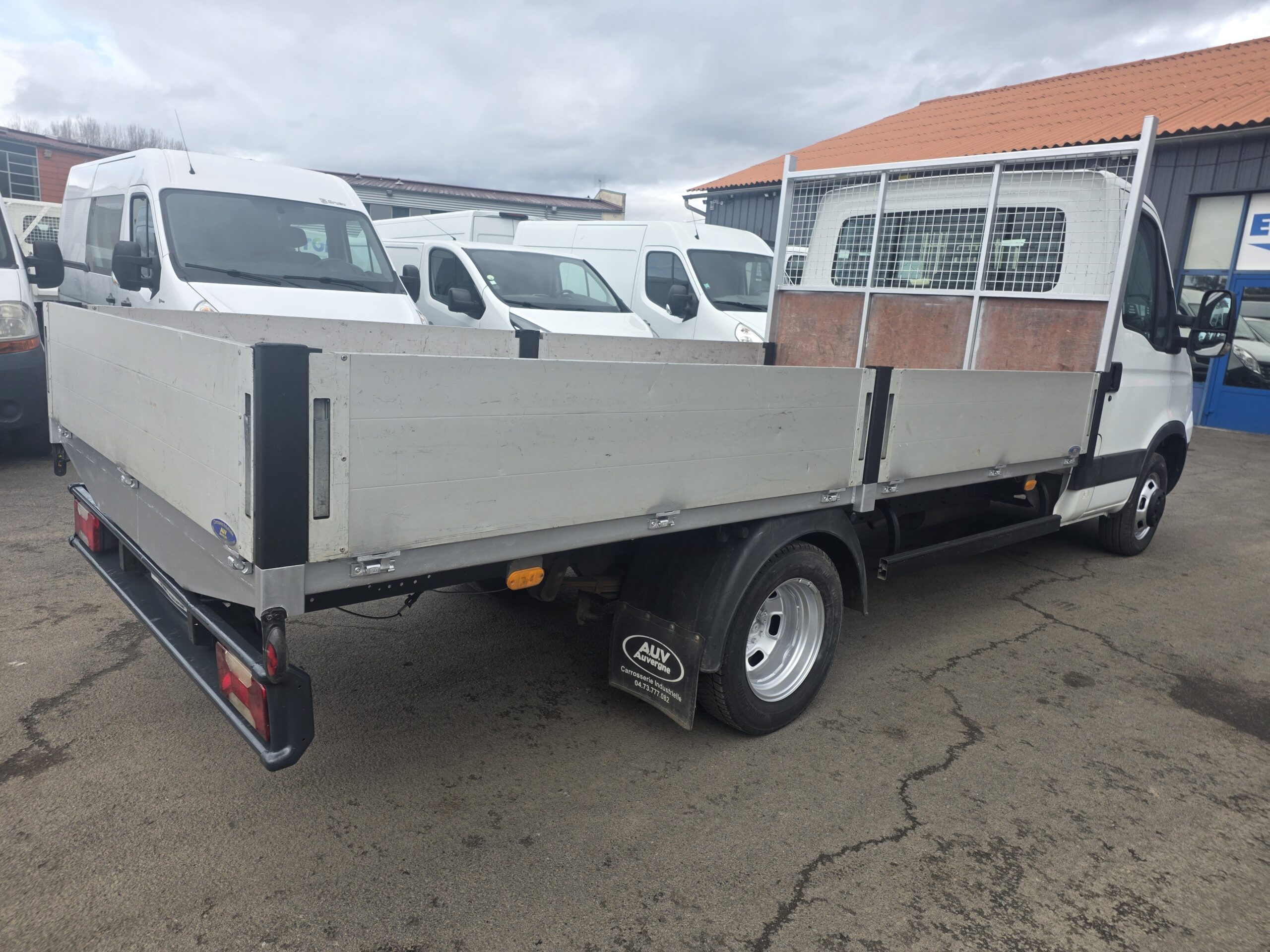 
								IVECO 35C13 PLATEAU 4m x 2m plein									