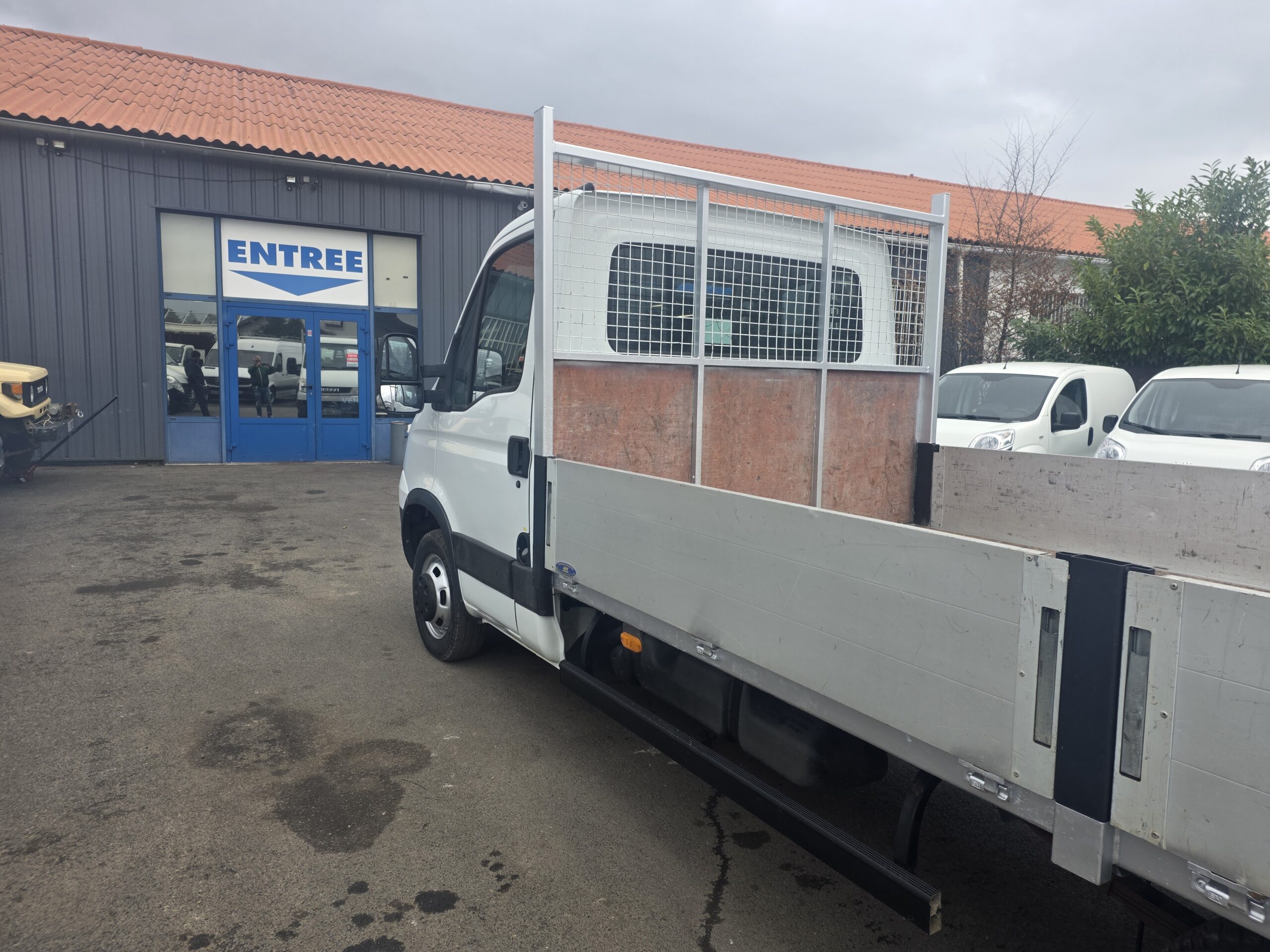 
								IVECO 35C13 PLATEAU 4m x 2m plein									