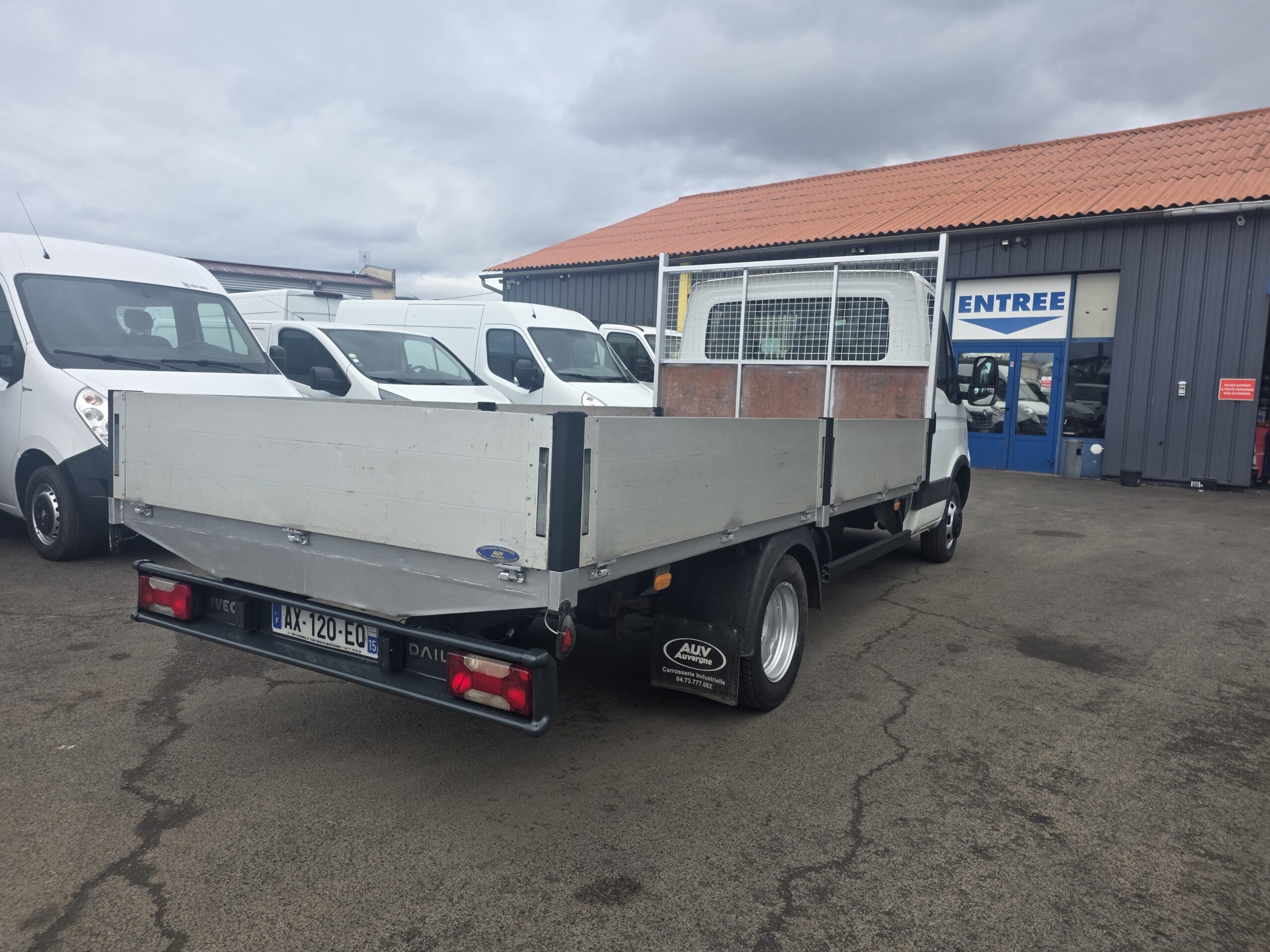 
								IVECO 35C13 PLATEAU 4m x 2m plein									