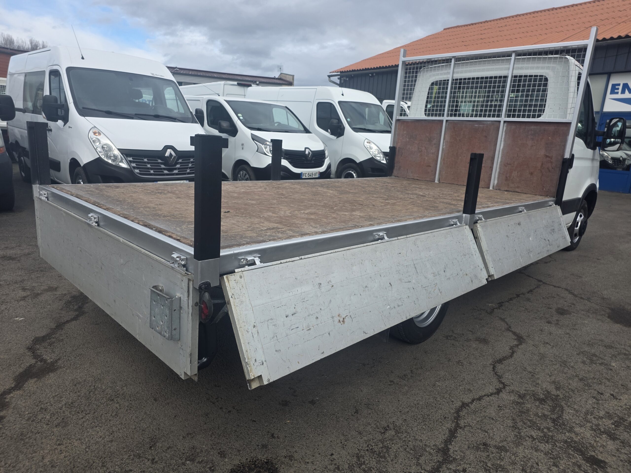 
								IVECO 35C13 PLATEAU 4m x 2m plein									