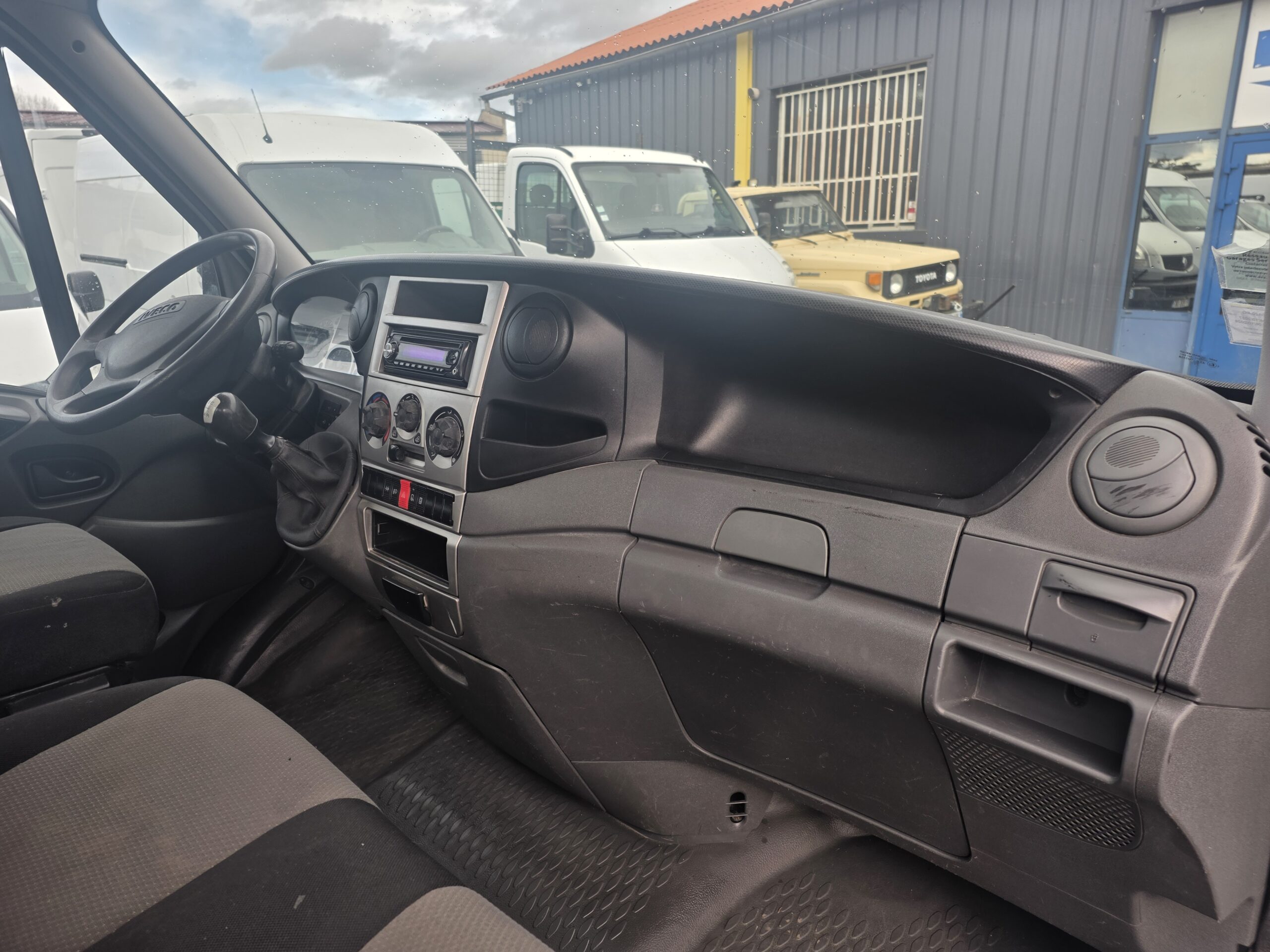 
								IVECO 35C13 PLATEAU 4m x 2m plein									