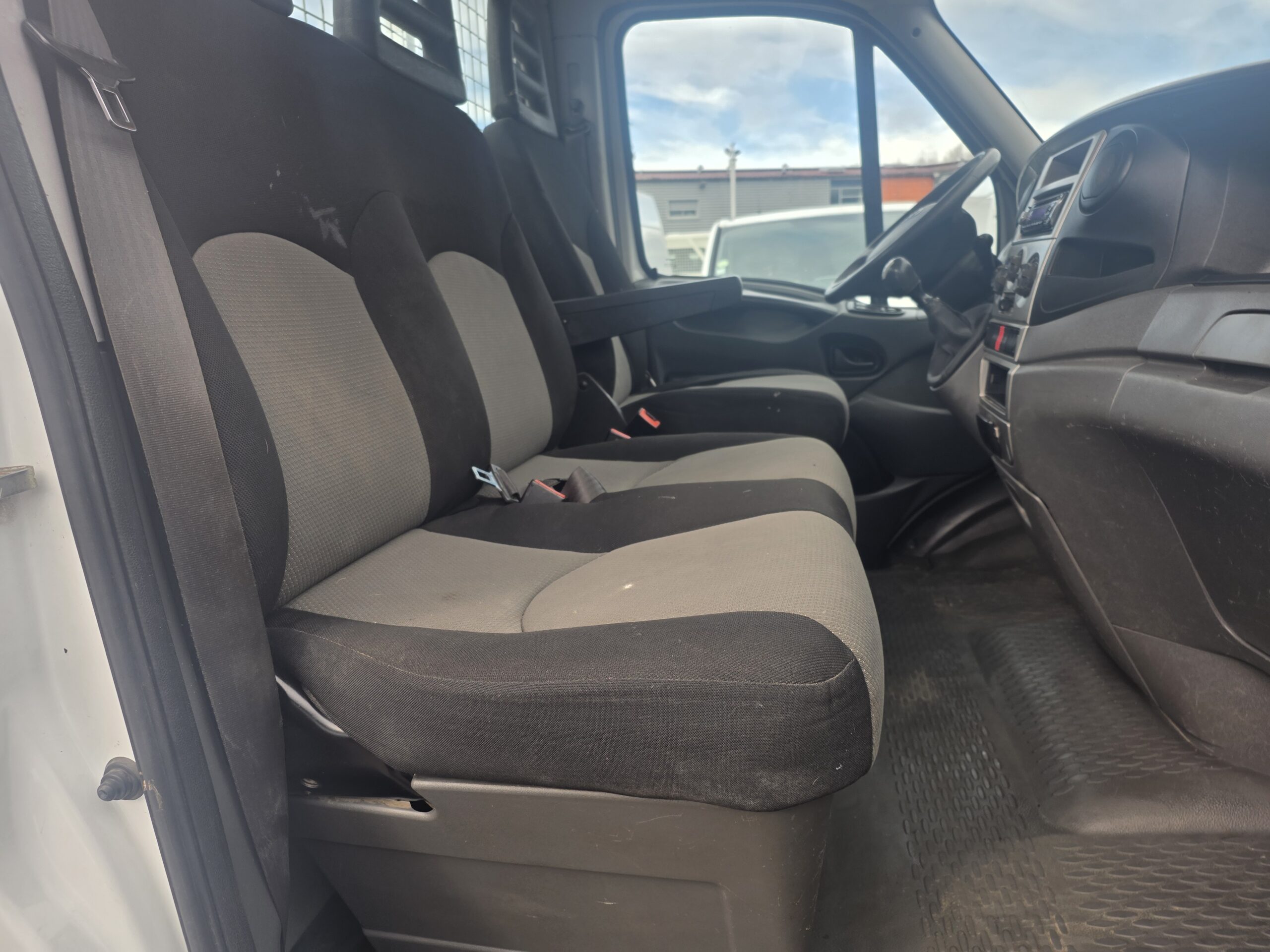 
								IVECO 35C13 PLATEAU 4m x 2m plein									