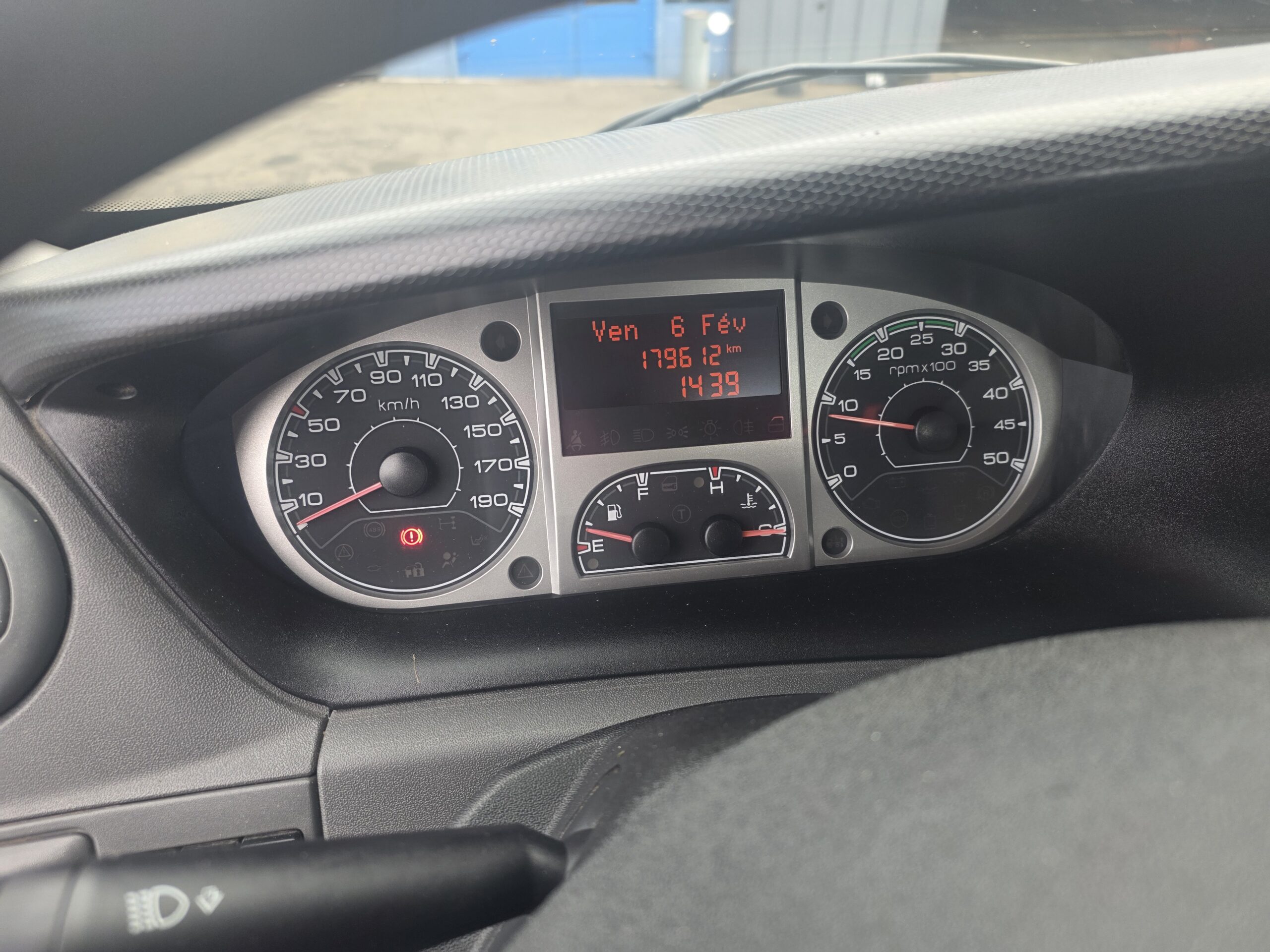 
								IVECO 35C13 PLATEAU 4m x 2m plein									