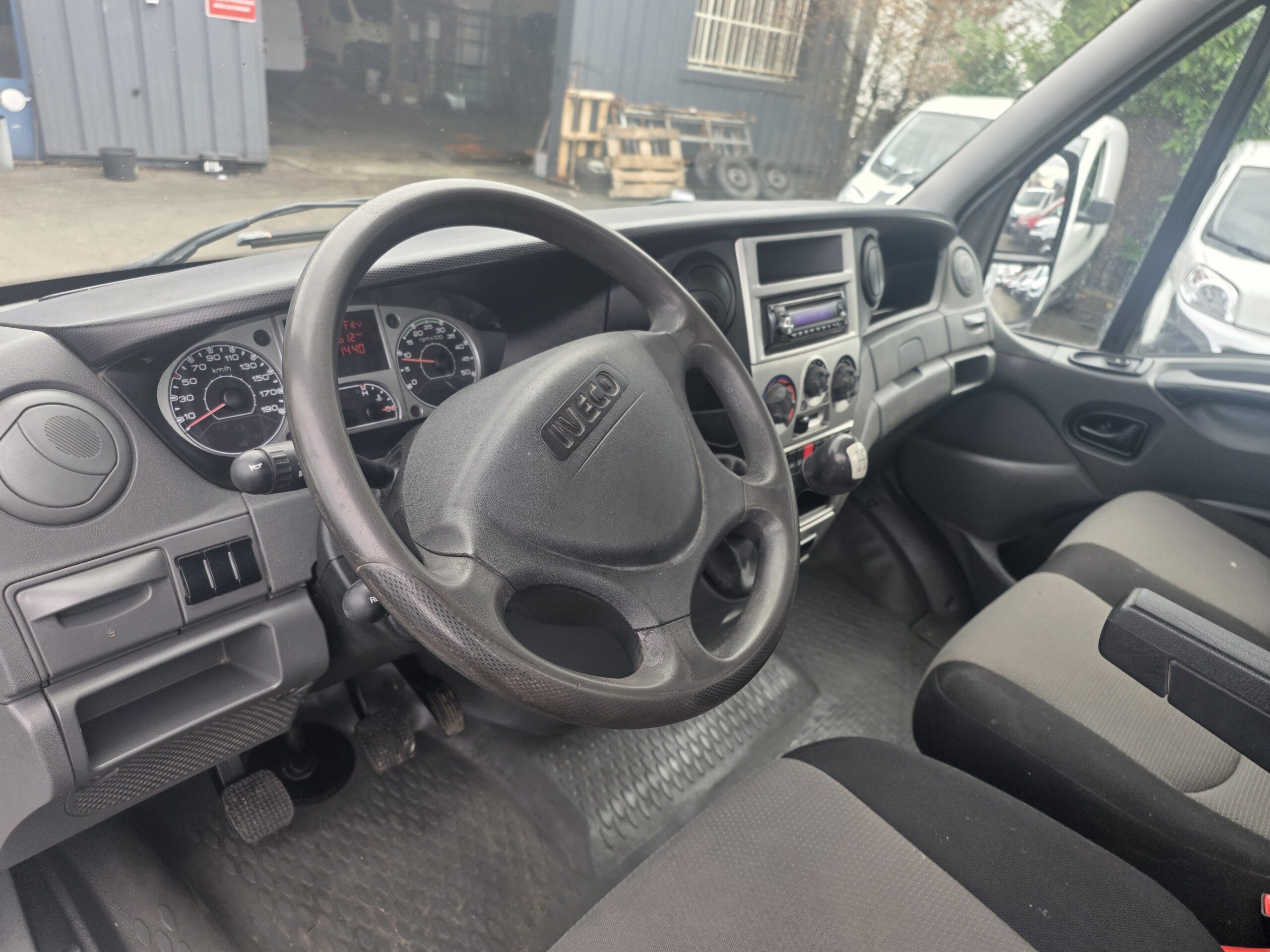 
								IVECO 35C13 PLATEAU 4m x 2m plein									