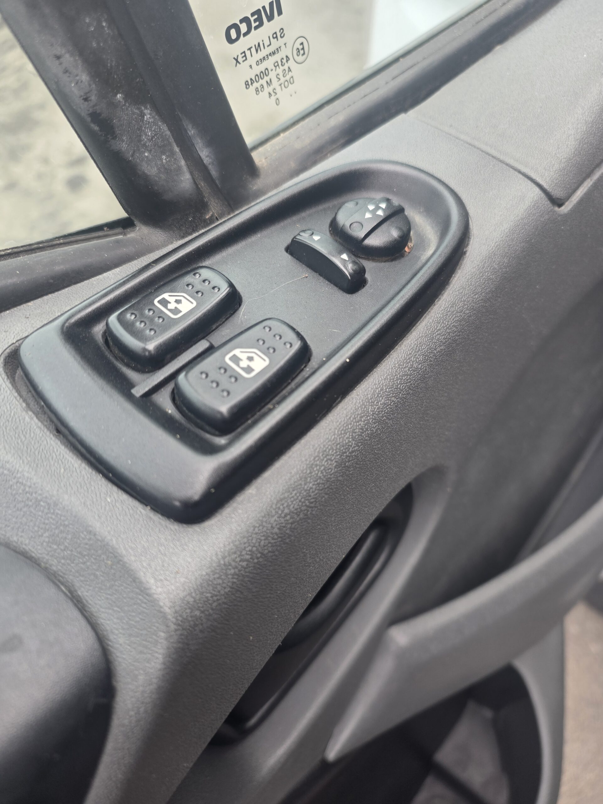 
								IVECO 35C13 PLATEAU 4m x 2m plein									