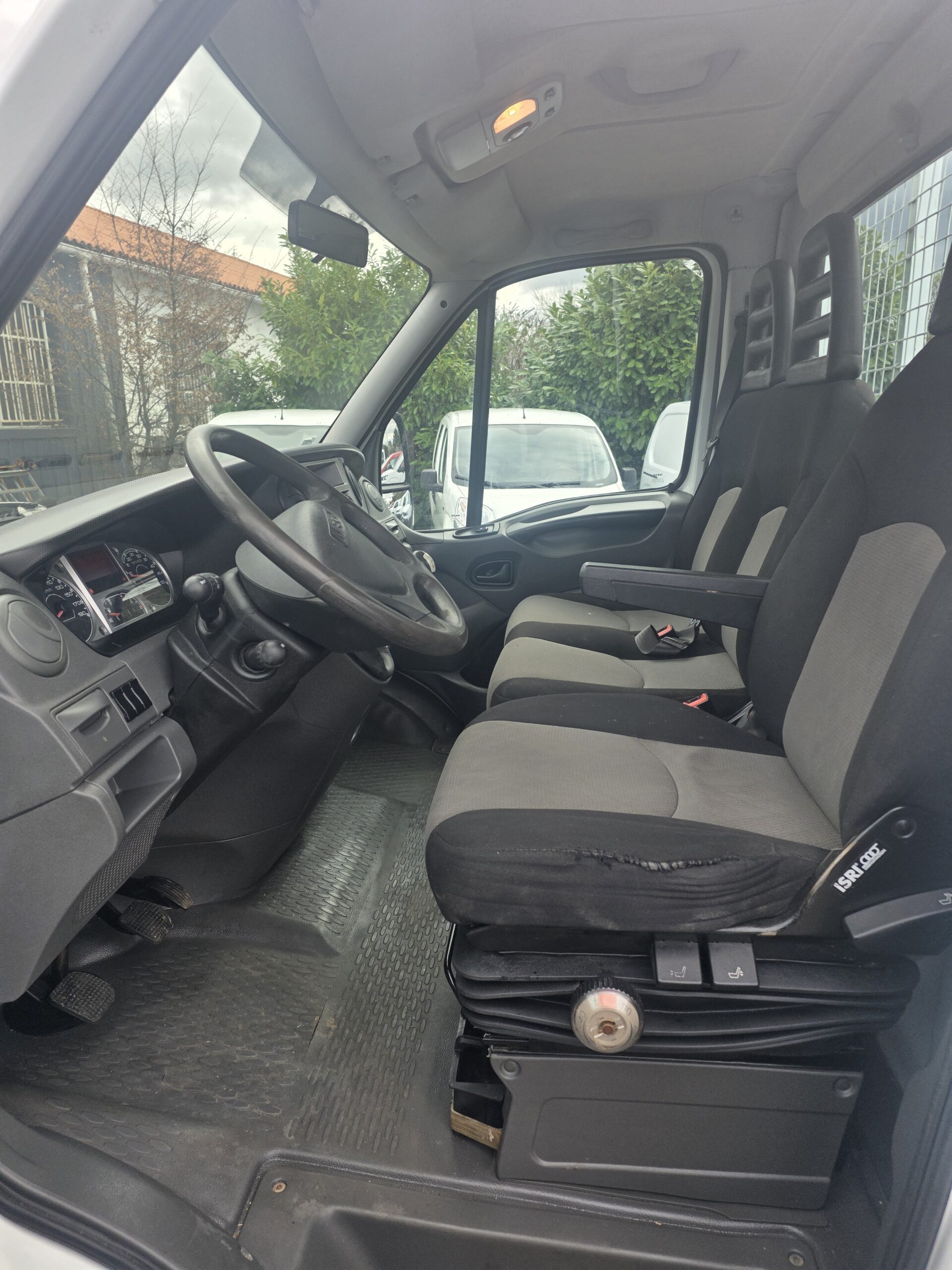 
								IVECO 35C13 PLATEAU 4m x 2m plein									