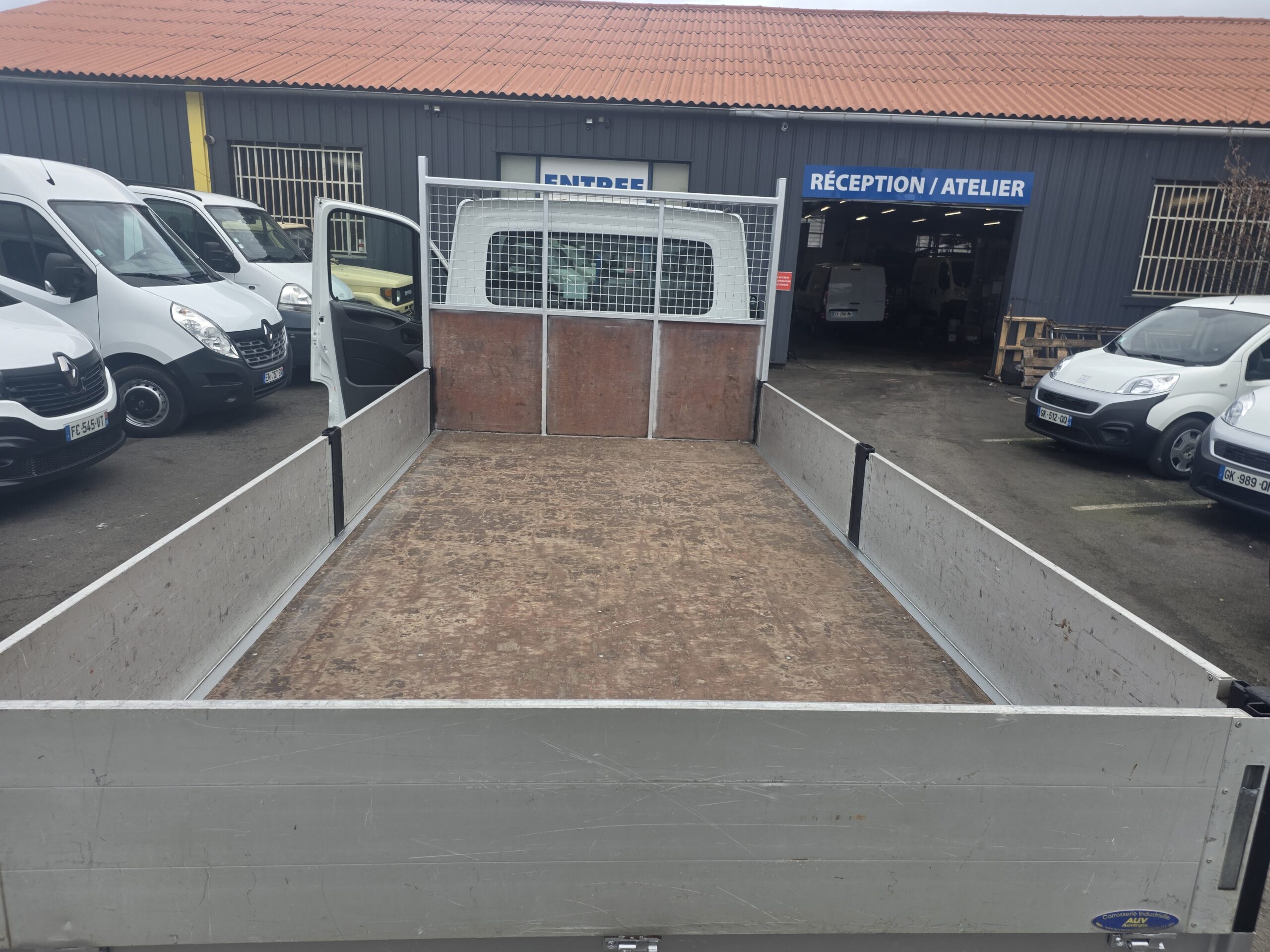 
								IVECO 35C13 PLATEAU 4m x 2m plein									