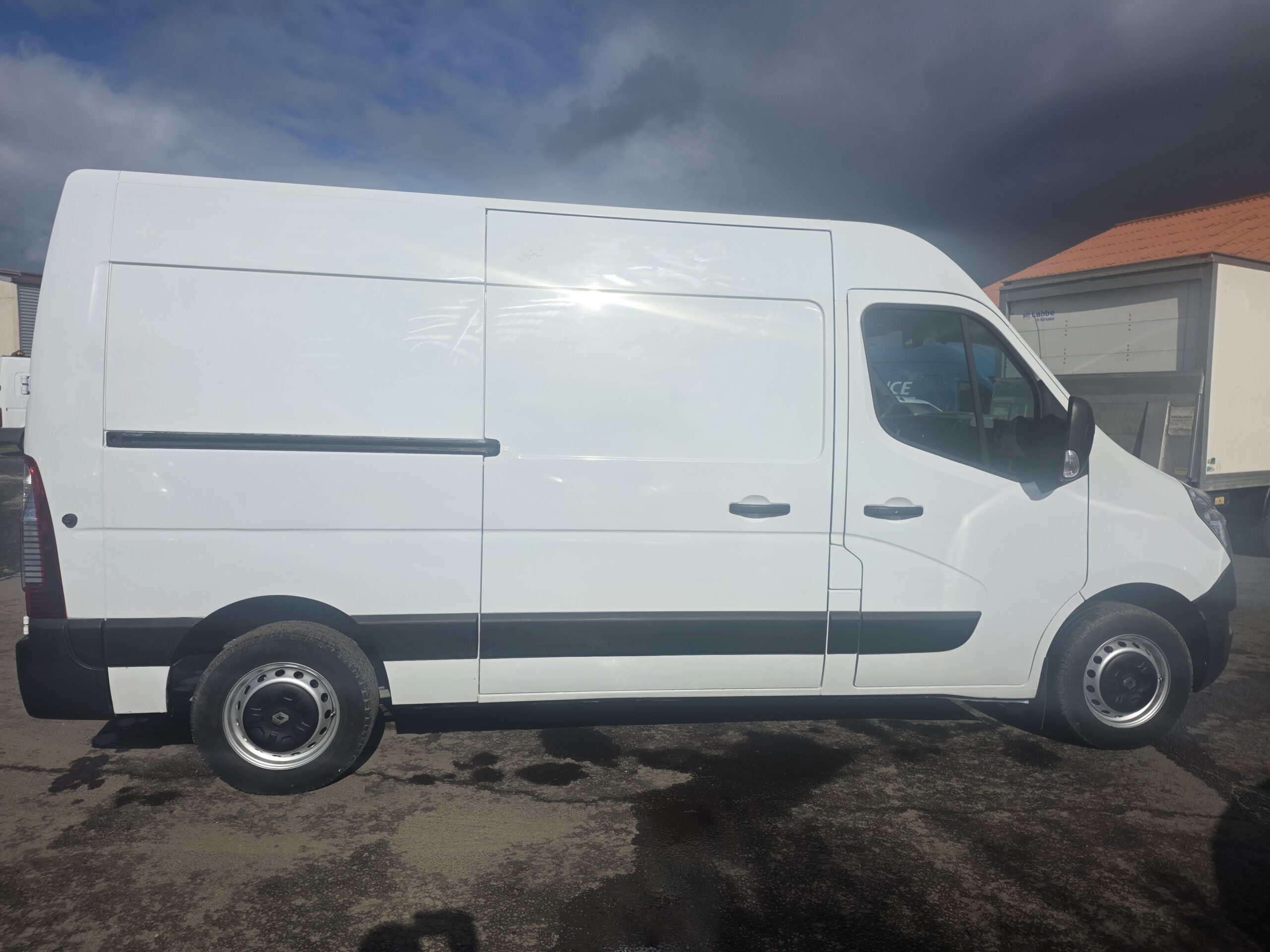 
								RENAULT MASTER L2H2 2.3DCI 130CV 68500KMS plein									
