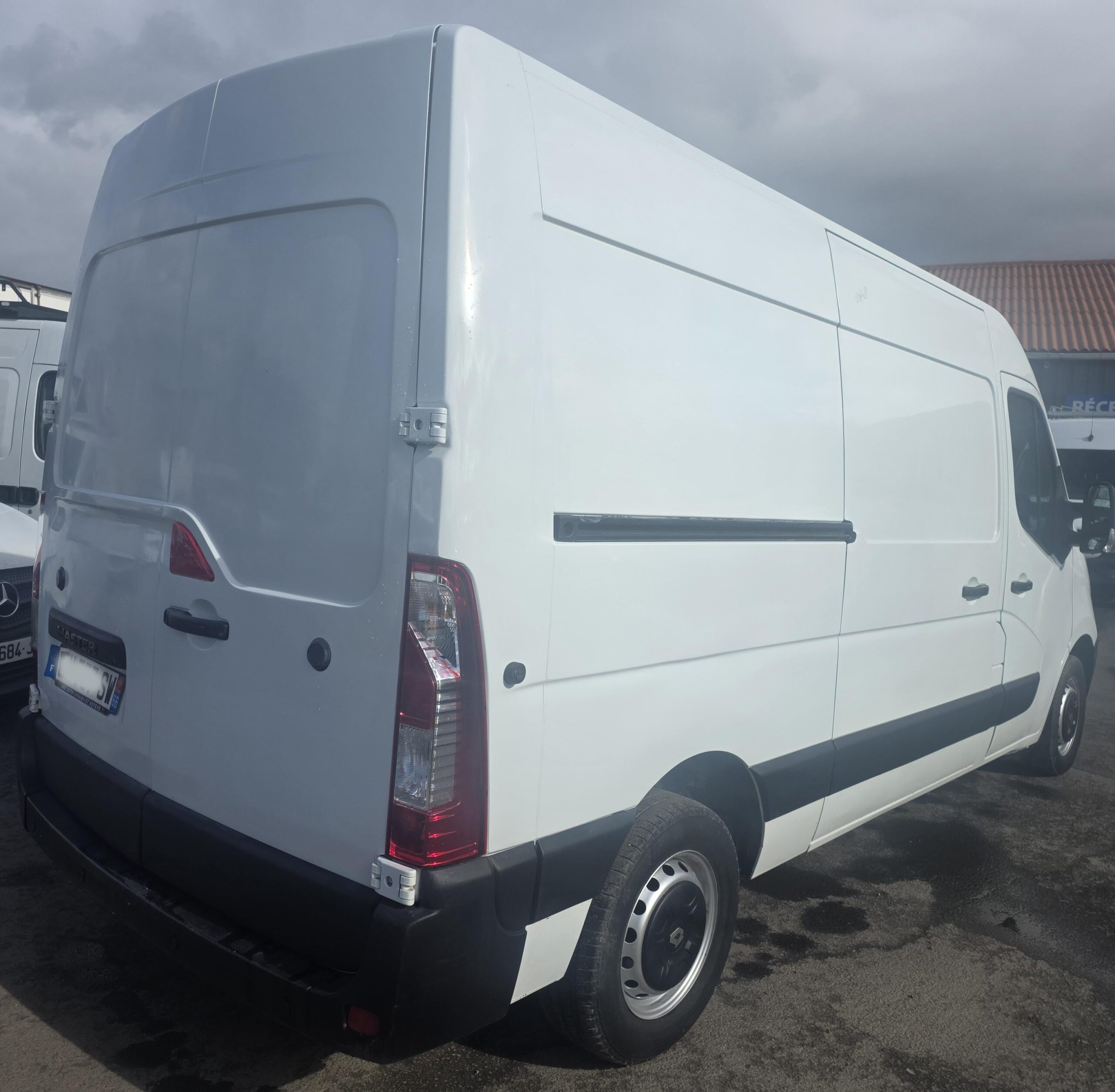 
								RENAULT MASTER L2H2 2.3DCI 130CV 68500KMS plein									