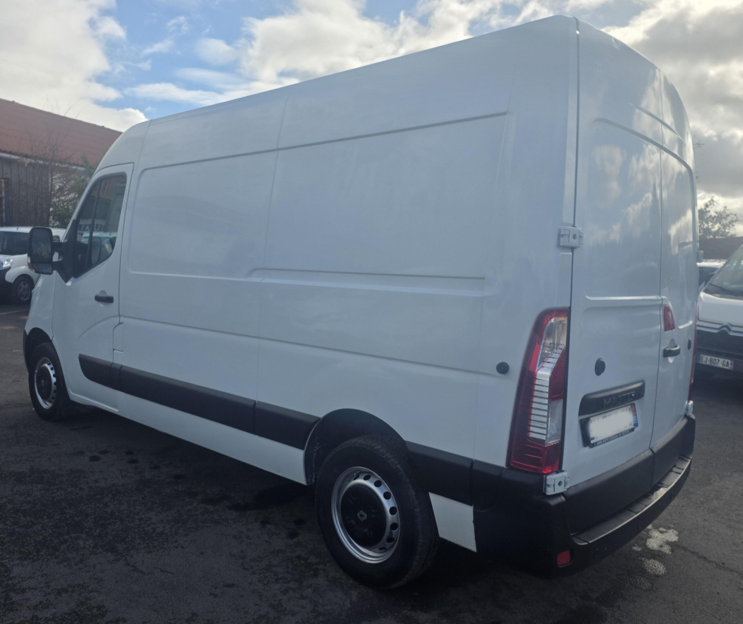 
								RENAULT MASTER L2H2 2.3DCI 130CV 68500KMS plein									