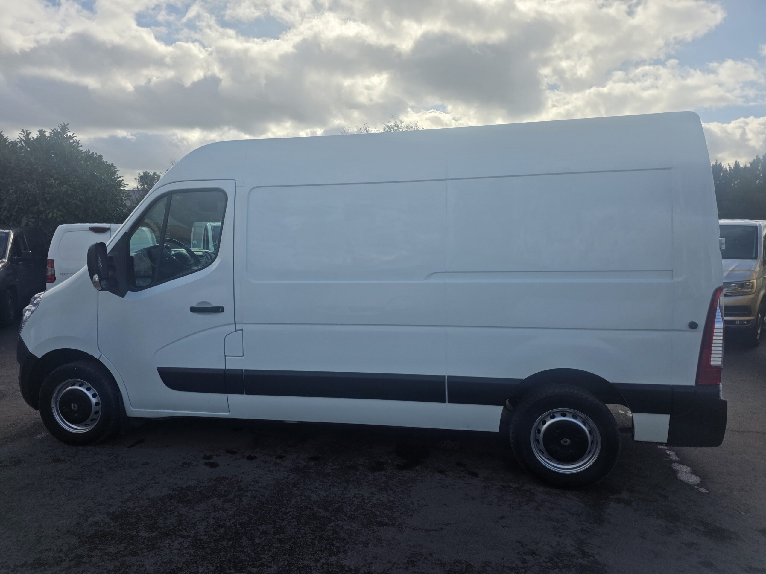 
								RENAULT MASTER L2H2 2.3DCI 130CV 68500KMS plein									