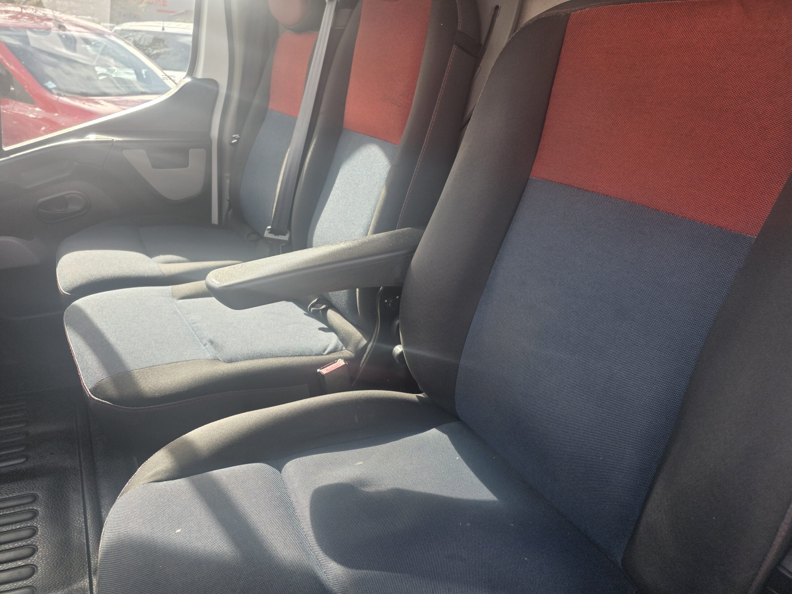 
								RENAULT MASTER L2H2 2.3DCI 130CV 68500KMS plein									