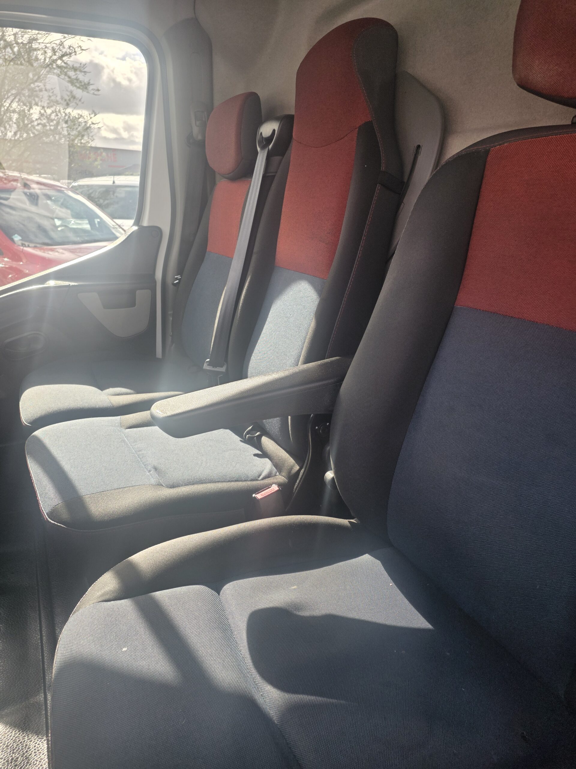 
								RENAULT MASTER L2H2 2.3DCI 130CV 68500KMS plein									