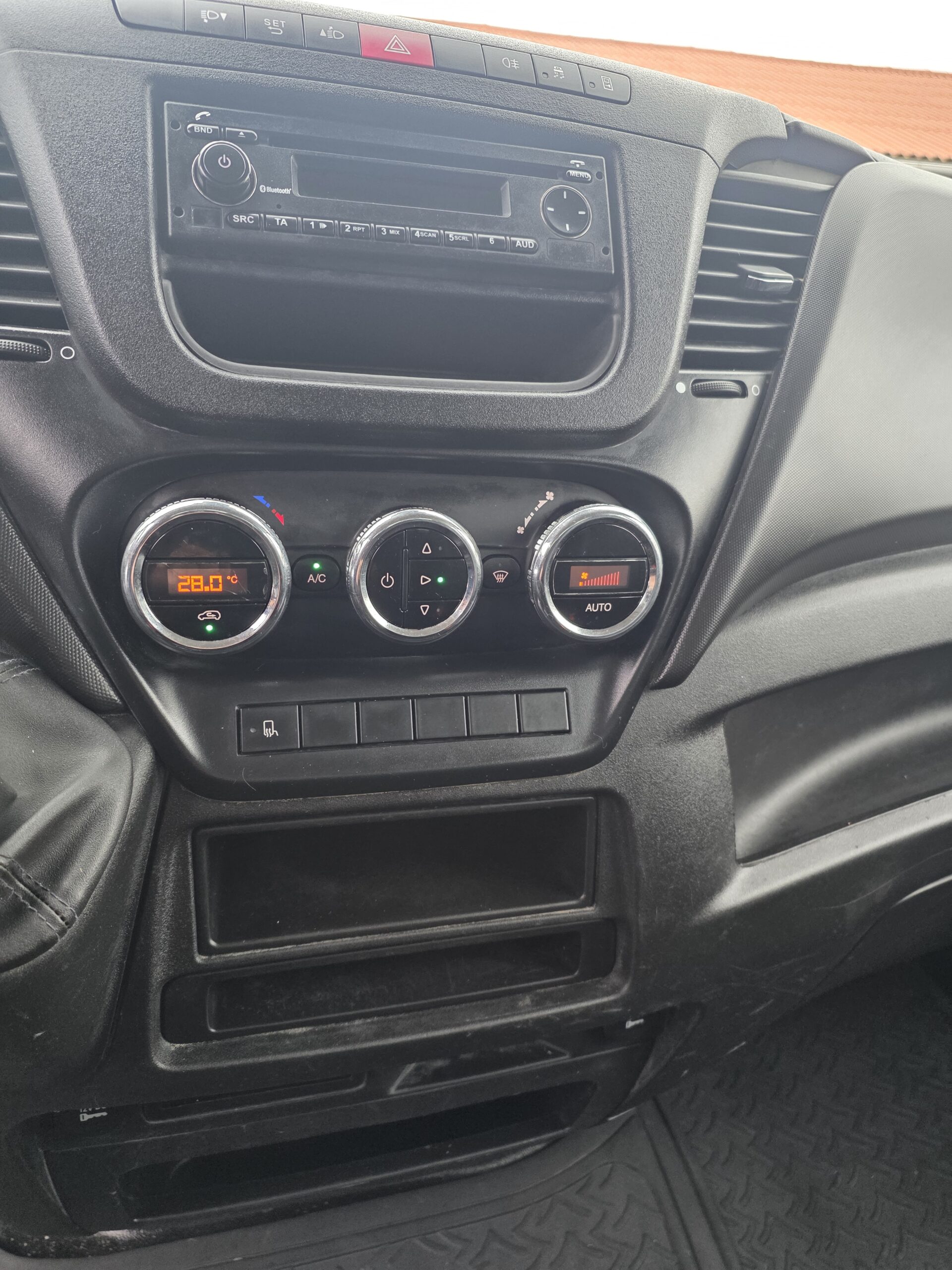 
								IVECO 35C14 BENNE COFFRE 6 PLACES double cabine 2.3L 140cv plein									