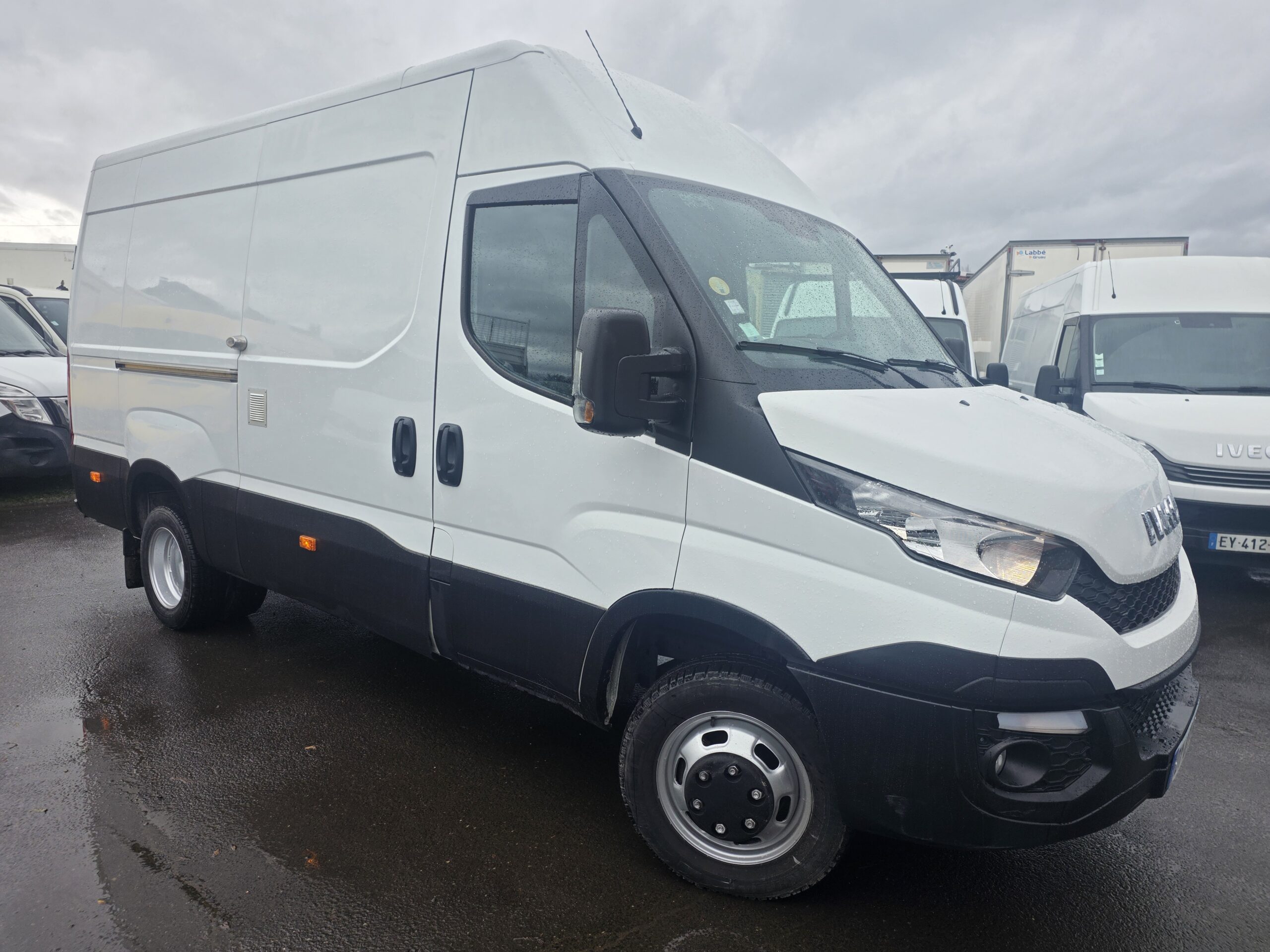 
								IVECO — POIDS LOURD —  50C21 3L 210CV  FOURGON V12 ROUES JUMELÉES plein									
