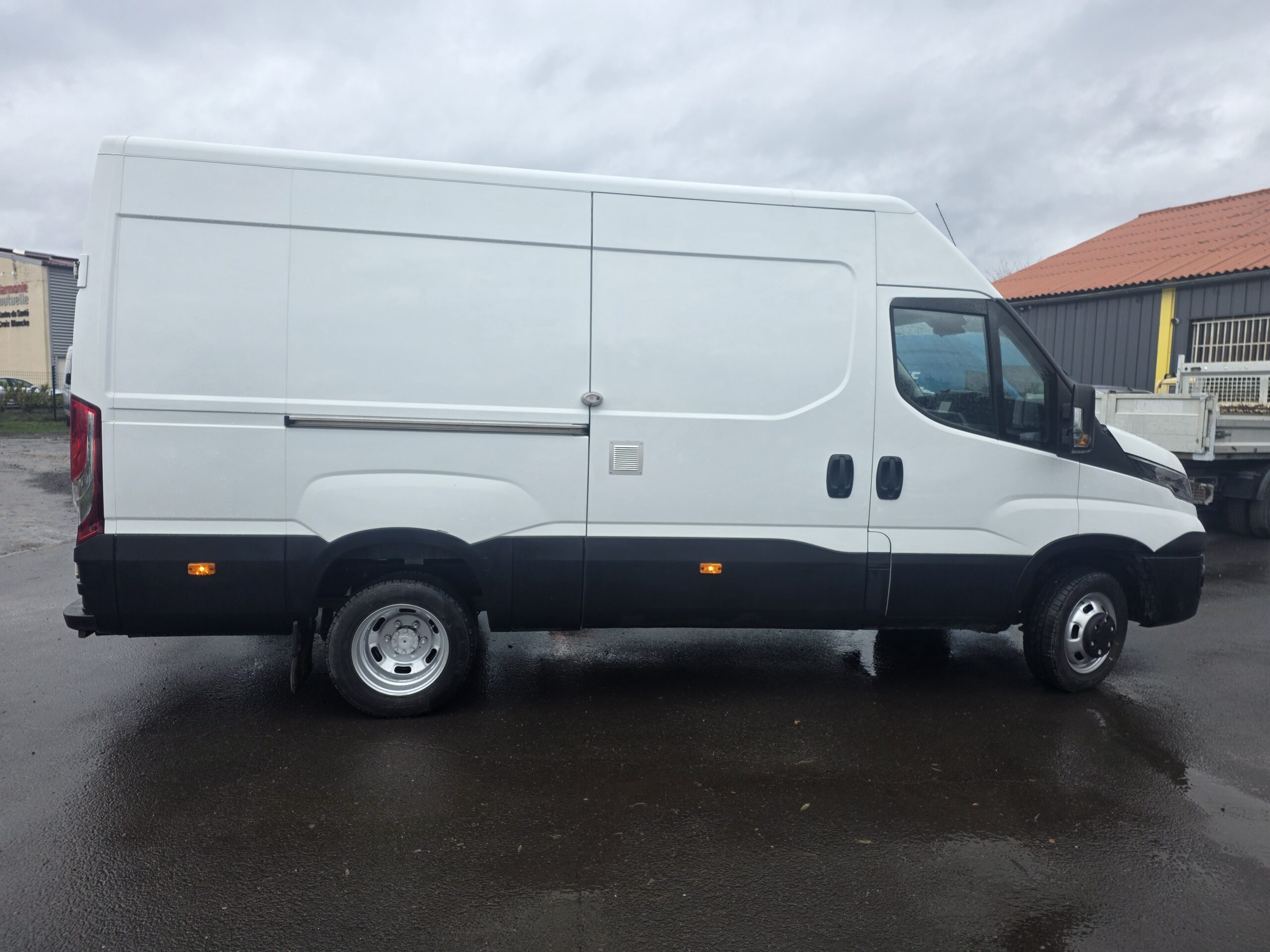 
								IVECO — POIDS LOURD —  50C21 3L 210CV  FOURGON V12 ROUES JUMELÉES plein									