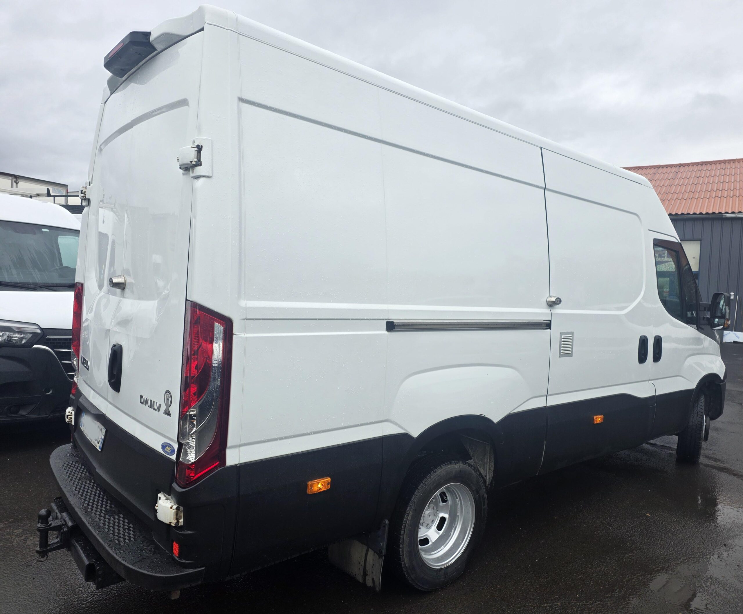 
								IVECO — POIDS LOURD —  50C21 3L 210CV  FOURGON V12 ROUES JUMELÉES plein									