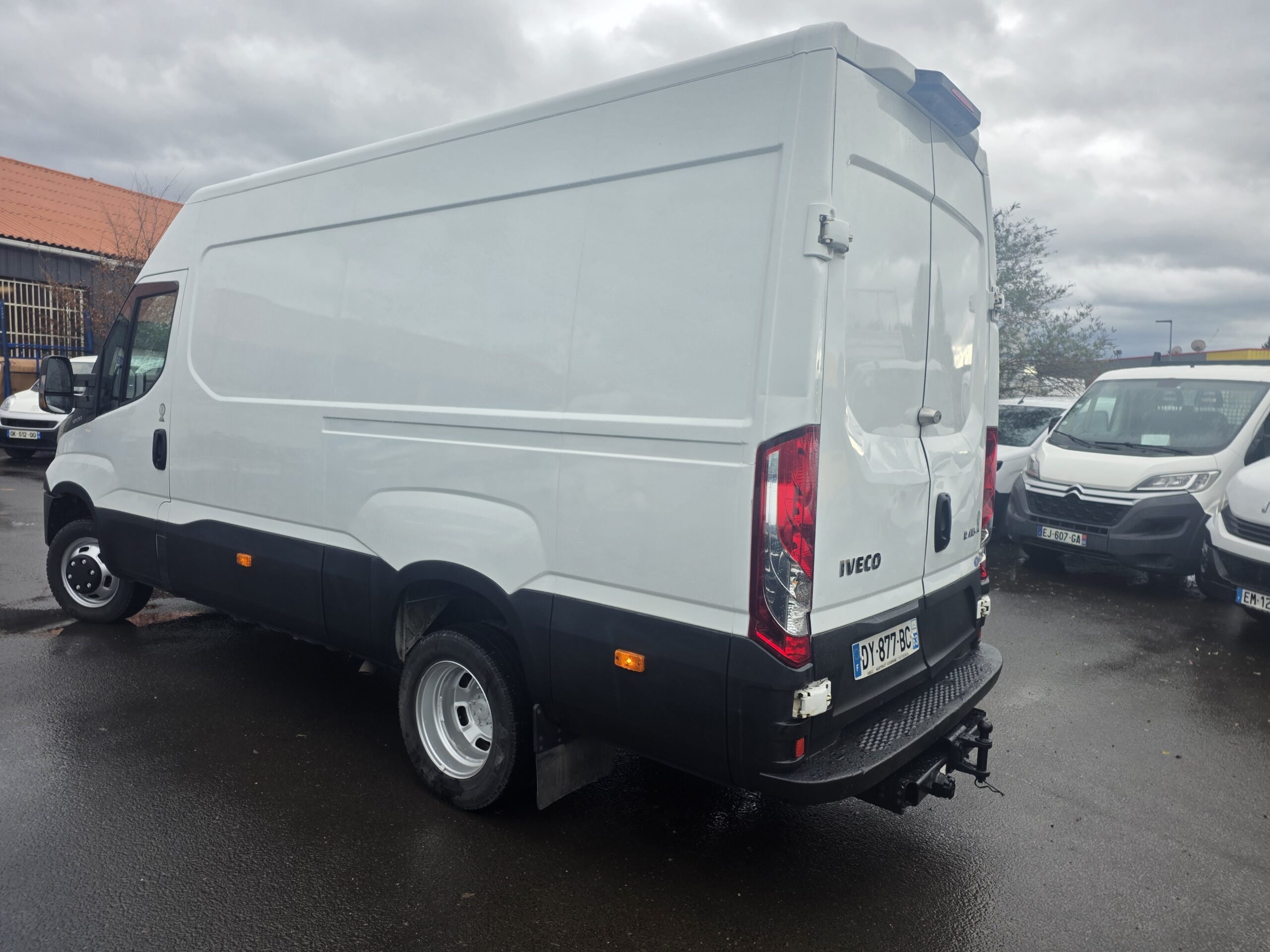 
								IVECO — POIDS LOURD —  50C21 3L 210CV  FOURGON V12 ROUES JUMELÉES plein									