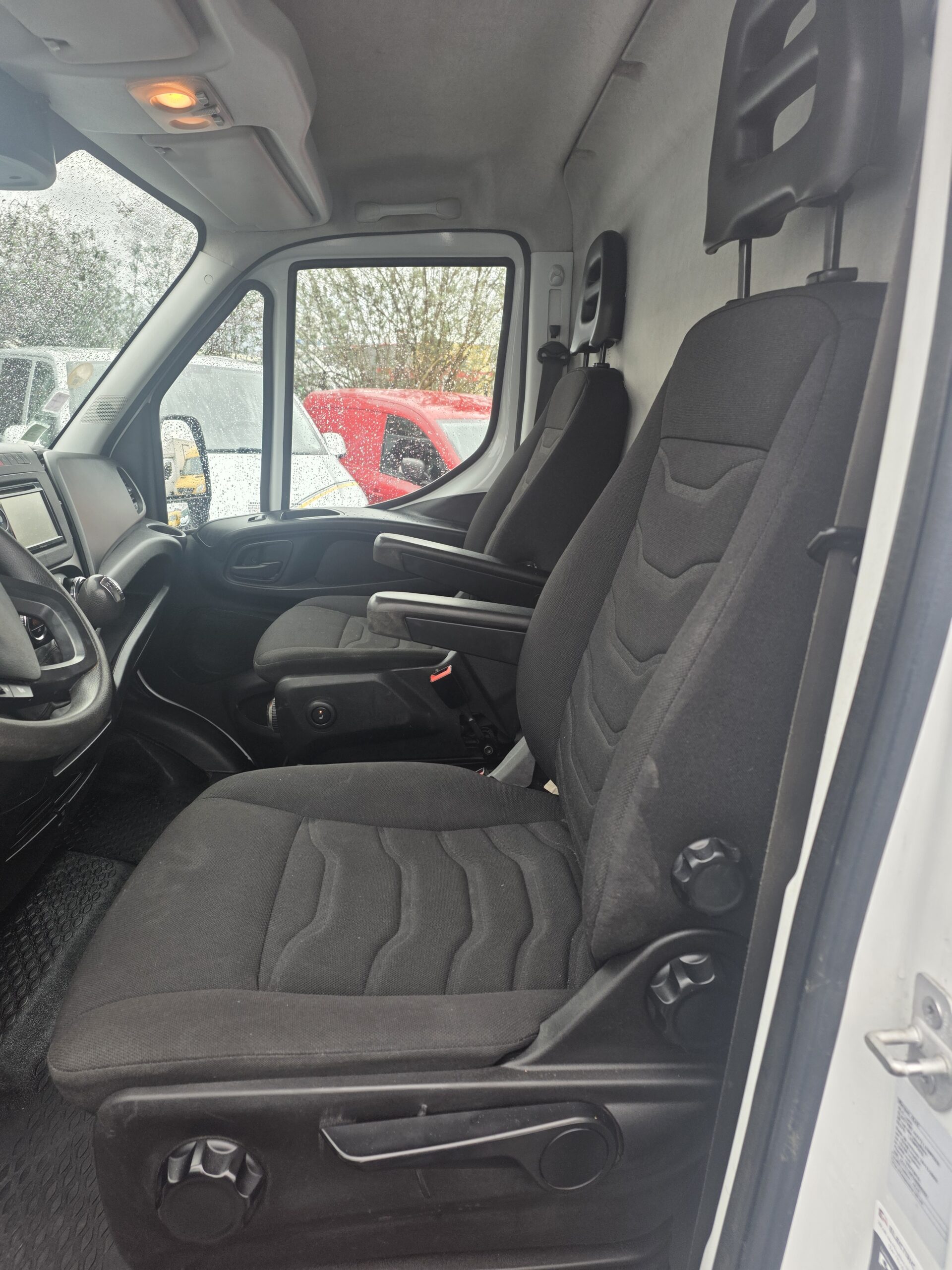 
								IVECO — POIDS LOURD —  50C21 3L 210CV  FOURGON V12 ROUES JUMELÉES plein									