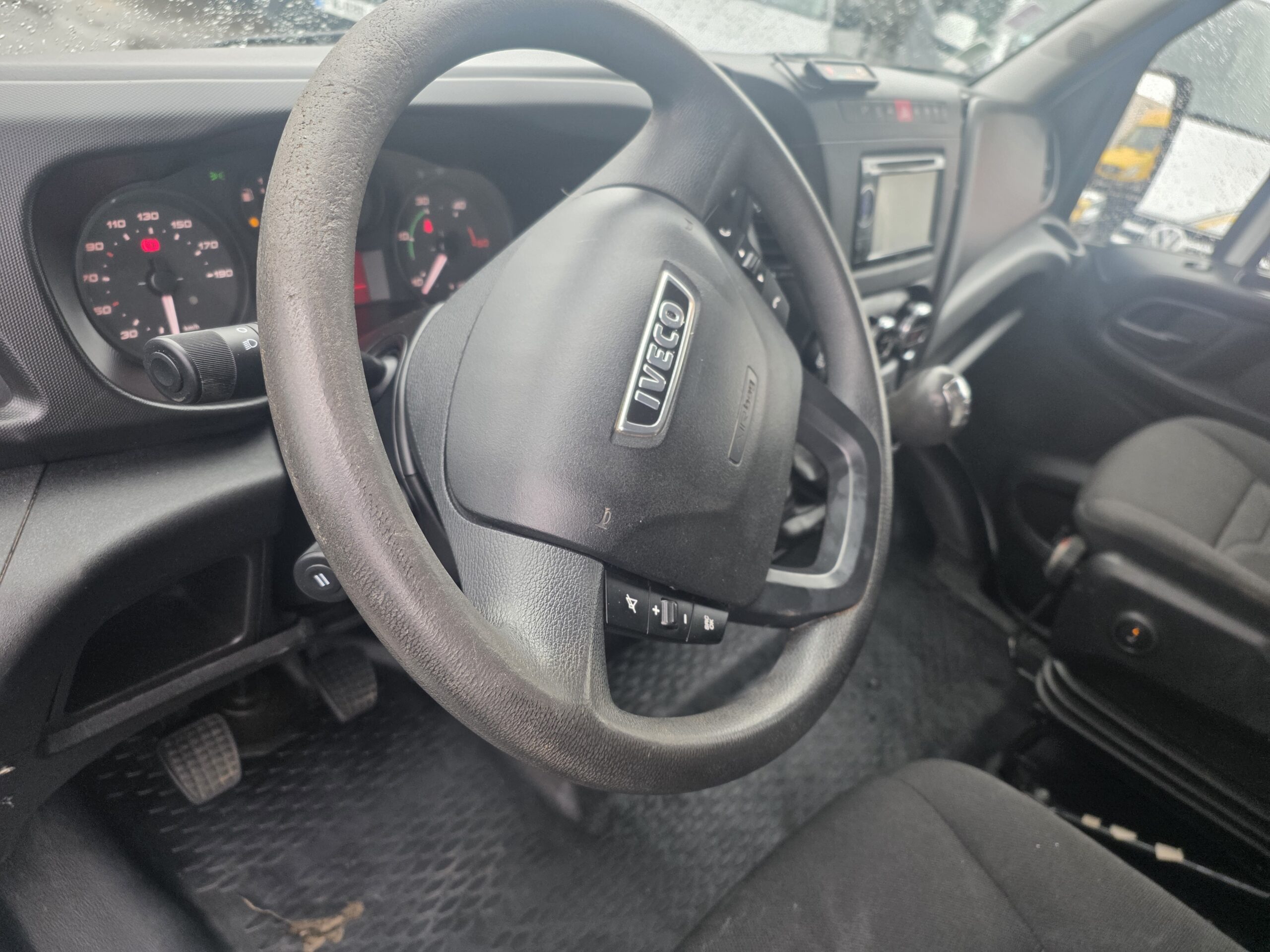 
								IVECO — POIDS LOURD —  50C21 3L 210CV  FOURGON V12 ROUES JUMELÉES plein									