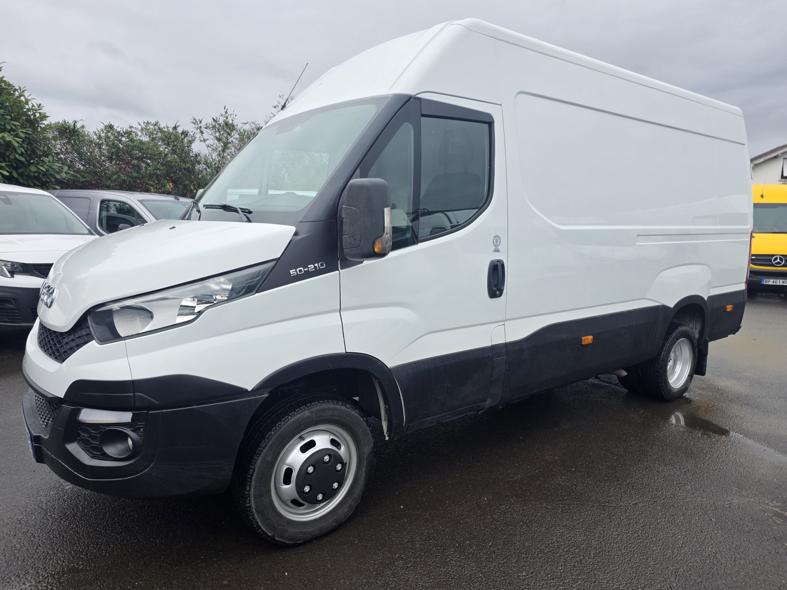 
								IVECO — POIDS LOURD —  50C21 3L 210CV  FOURGON V12 ROUES JUMELÉES plein									