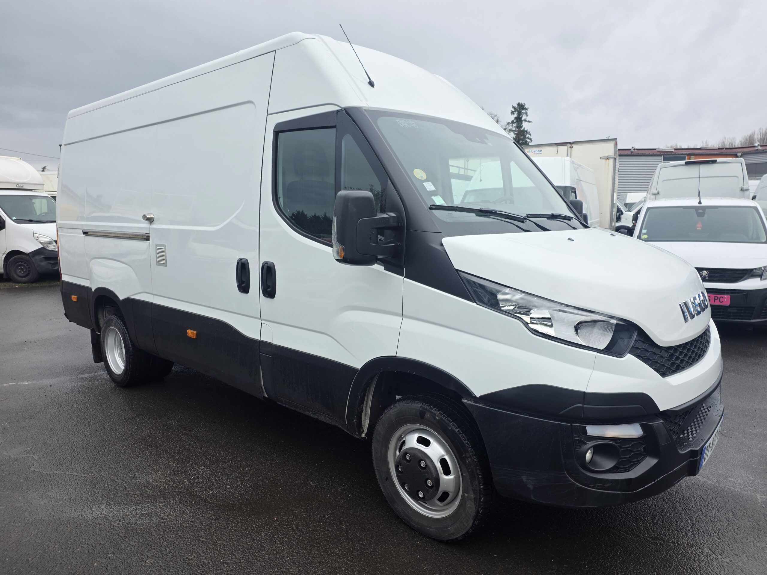 
								IVECO — POIDS LOURD —  50C21 3L 210CV  FOURGON V12 ROUES JUMELÉES plein									
