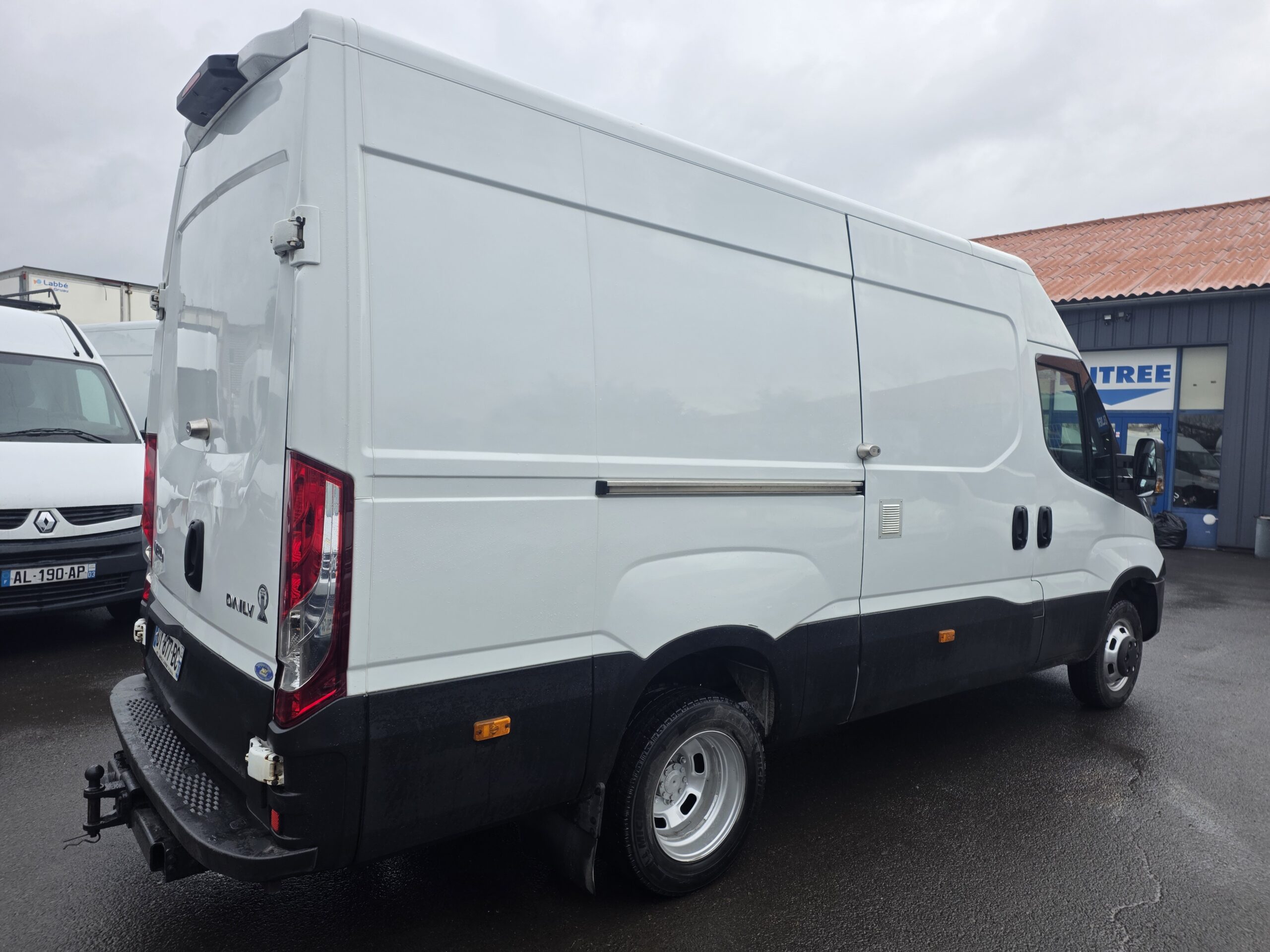 
								IVECO — POIDS LOURD —  50C21 3L 210CV  FOURGON V12 ROUES JUMELÉES plein									