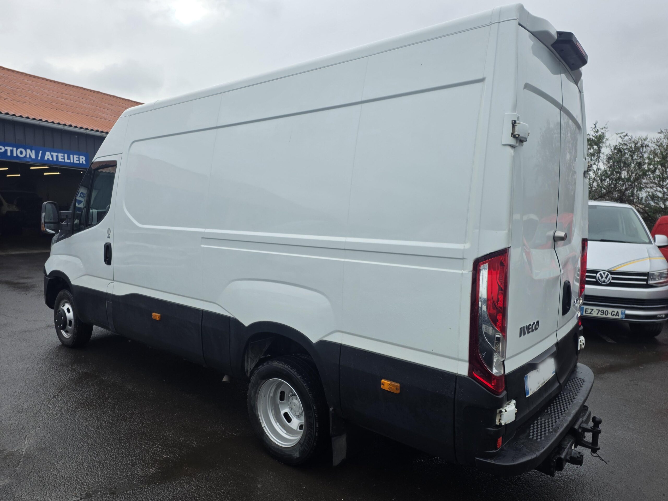 
								IVECO — POIDS LOURD —  50C21 3L 210CV  FOURGON V12 ROUES JUMELÉES plein									