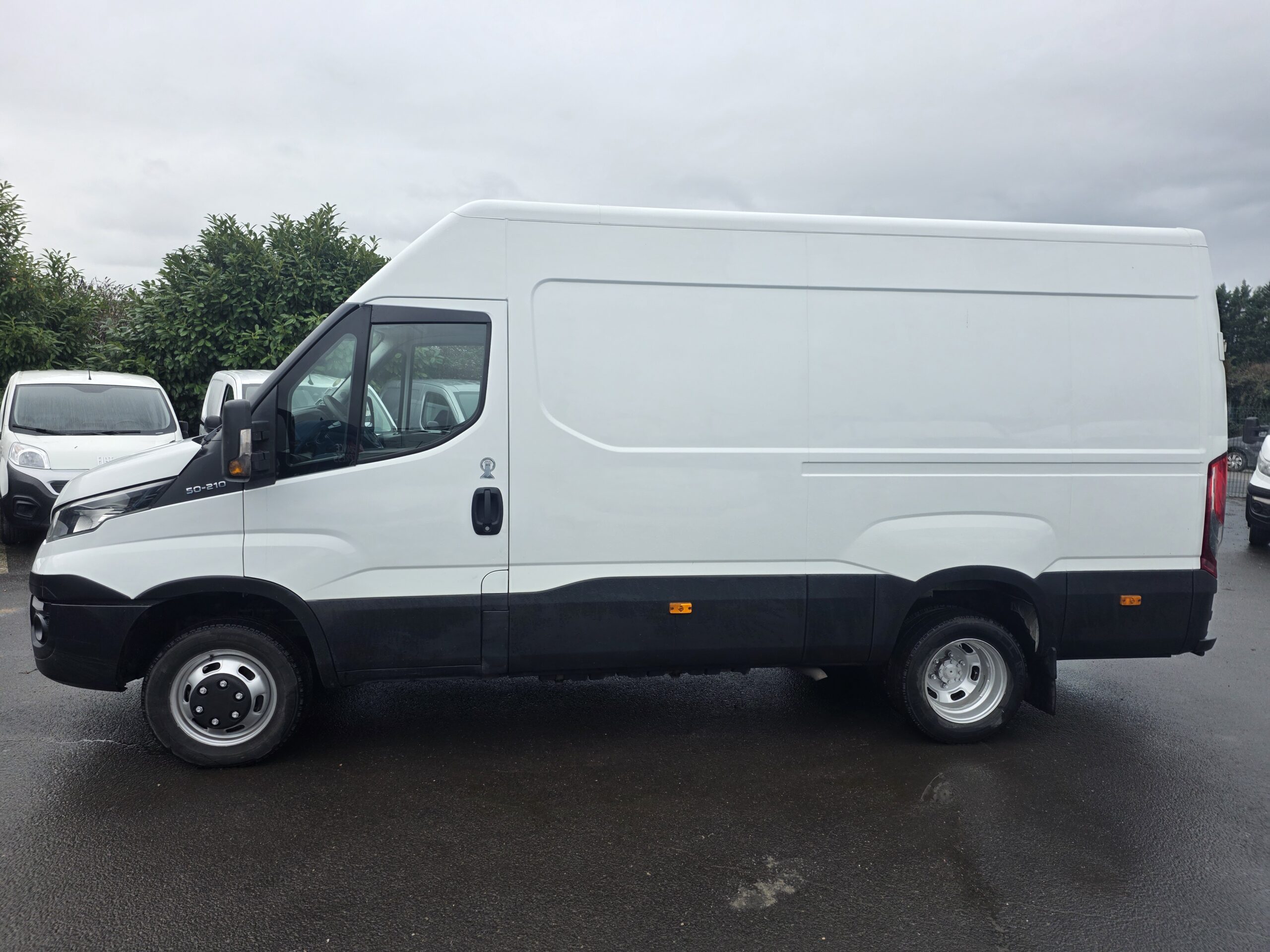 
								IVECO — POIDS LOURD —  50C21 3L 210CV  FOURGON V12 ROUES JUMELÉES plein									