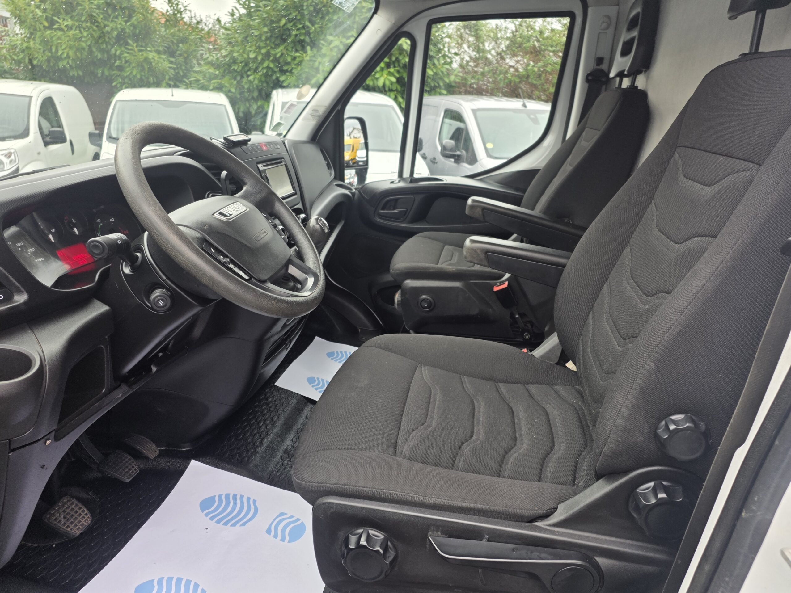 
								IVECO — POIDS LOURD —  50C21 3L 210CV  FOURGON V12 ROUES JUMELÉES plein									