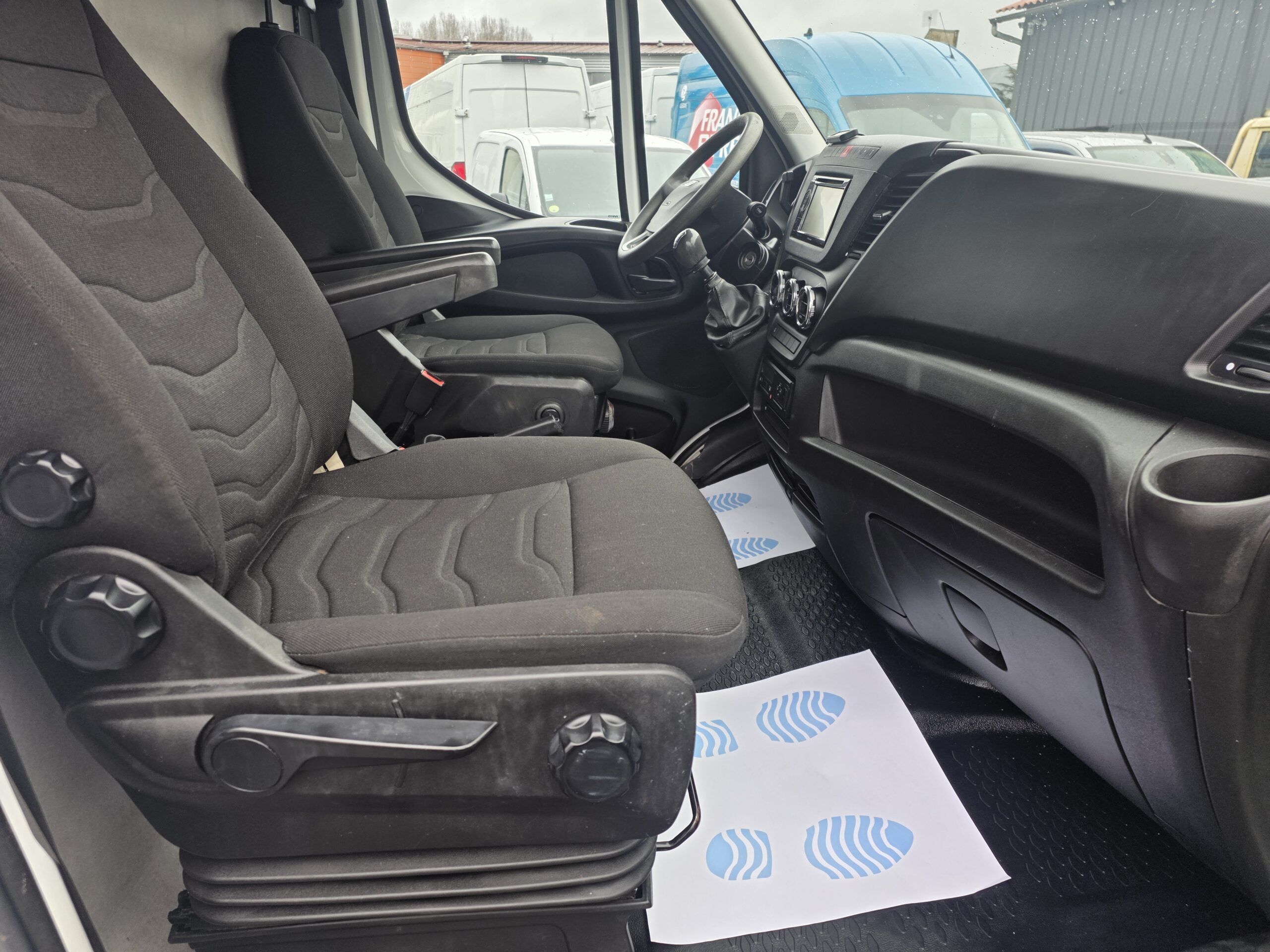 
								IVECO — POIDS LOURD —  50C21 3L 210CV  FOURGON V12 ROUES JUMELÉES plein									