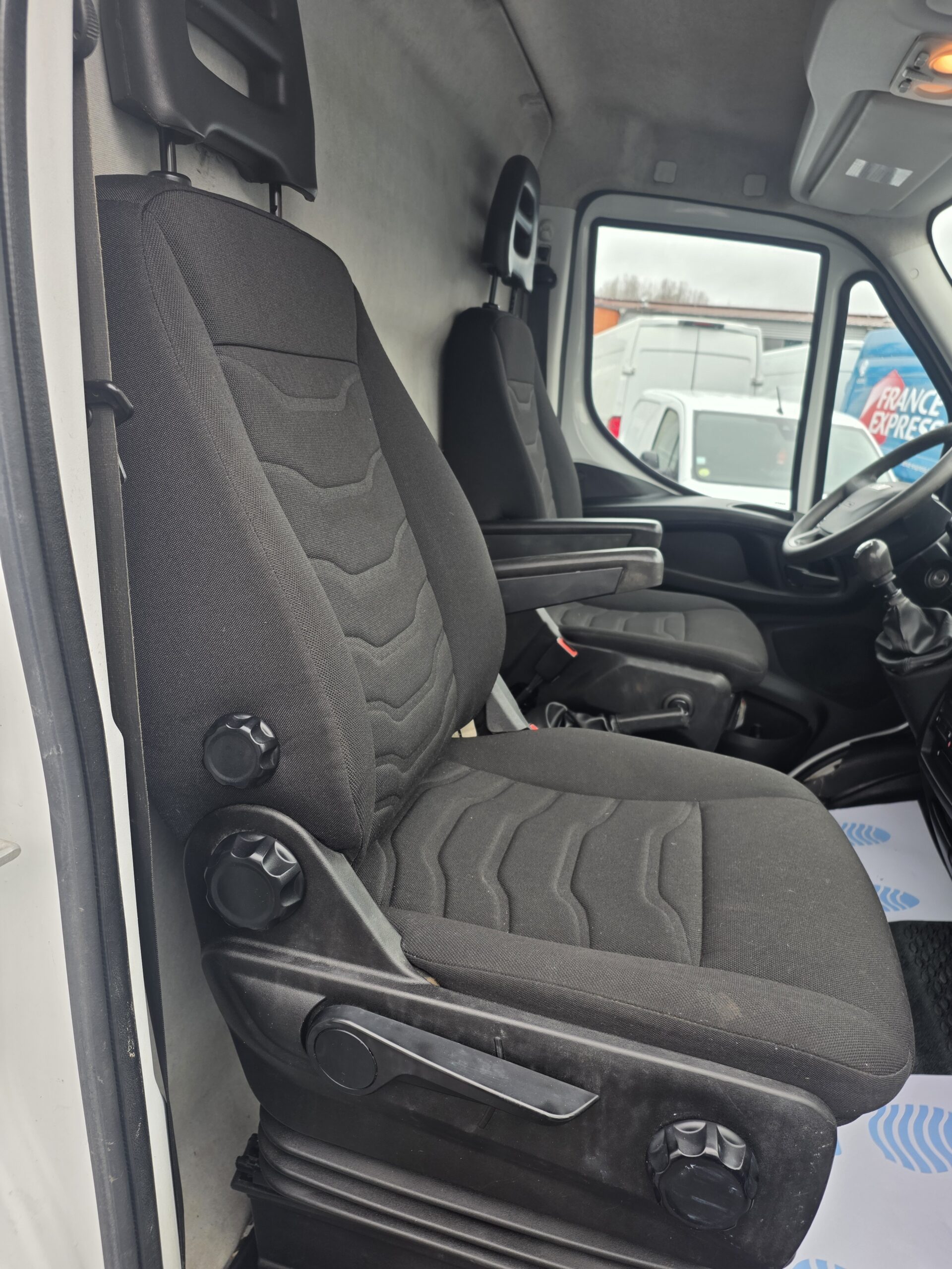 
								IVECO — POIDS LOURD —  50C21 3L 210CV  FOURGON V12 ROUES JUMELÉES plein									