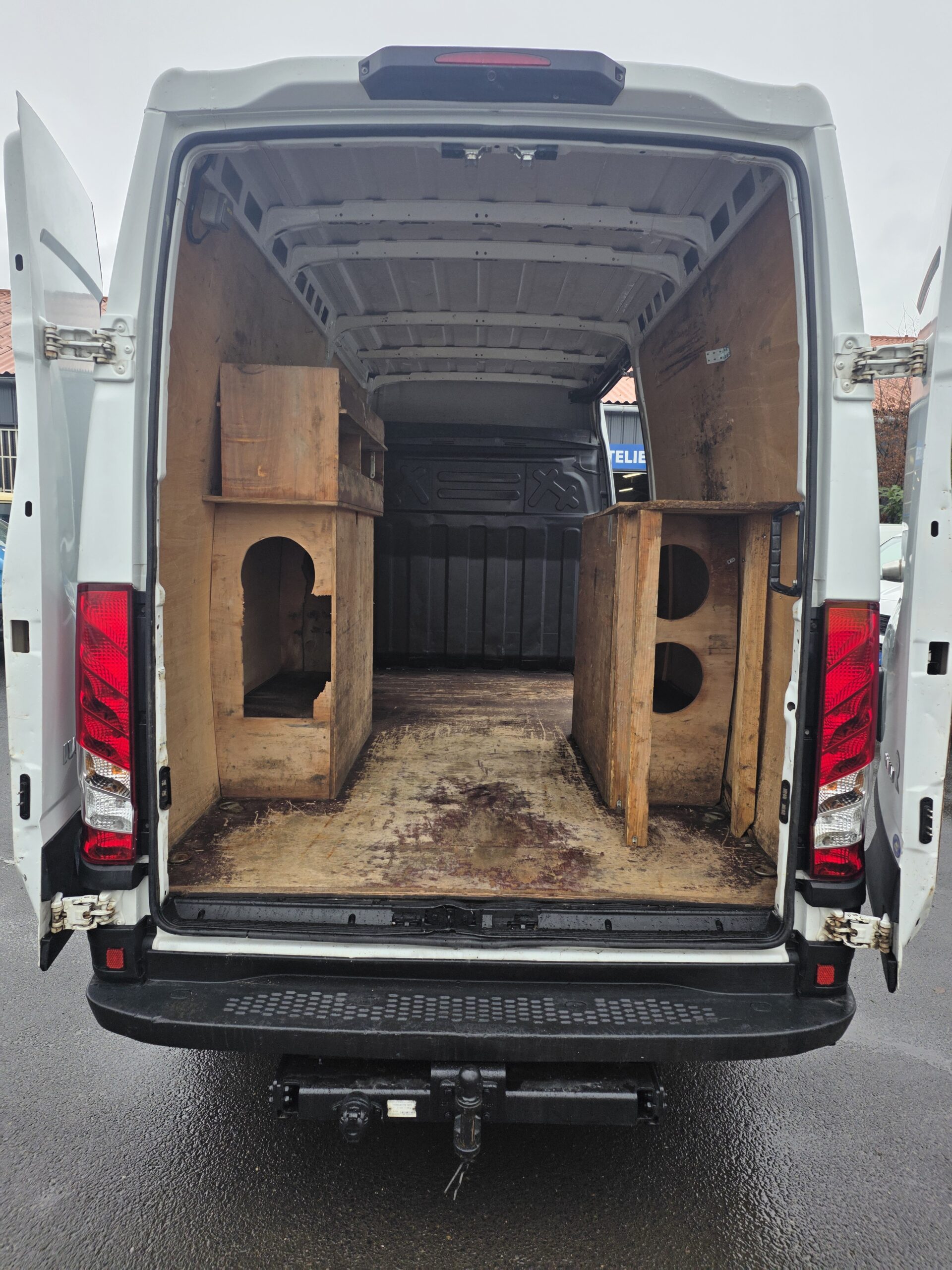 
								IVECO — POIDS LOURD —  50C21 3L 210CV  FOURGON V12 ROUES JUMELÉES plein									