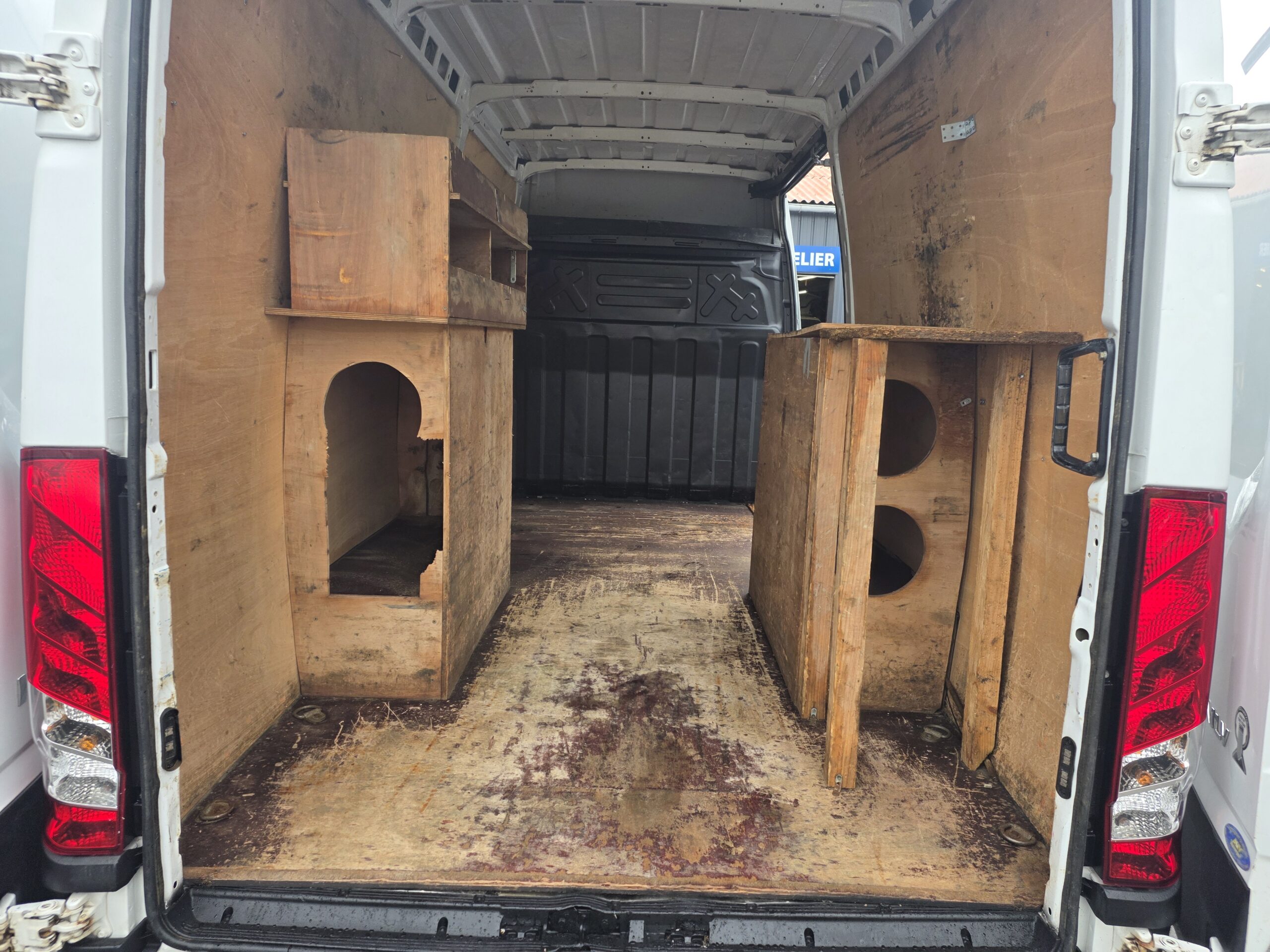 
								IVECO — POIDS LOURD —  50C21 3L 210CV  FOURGON V12 ROUES JUMELÉES plein									