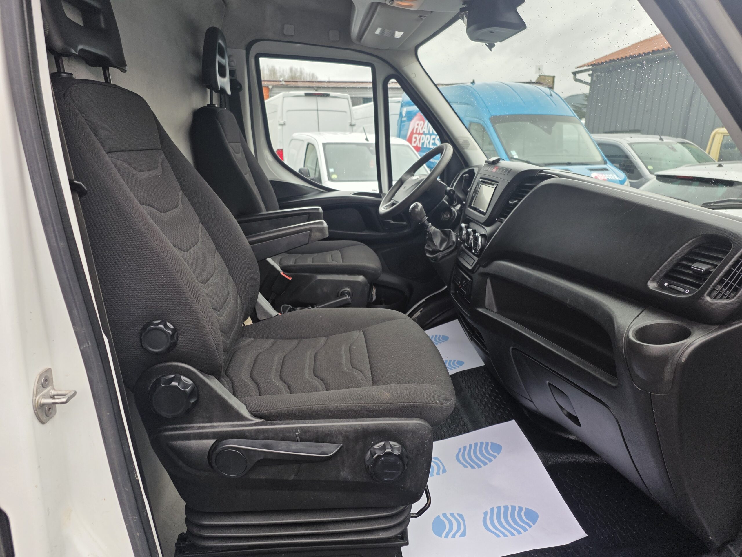 
								IVECO — POIDS LOURD —  50C21 3L 210CV  FOURGON V12 ROUES JUMELÉES plein									